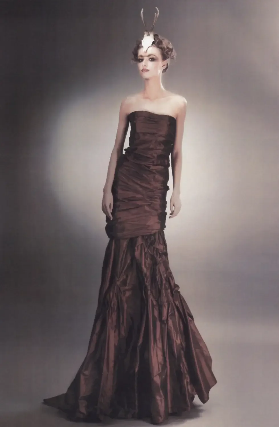 Garzareck Editorial aus der Serie „The Art of Make-up“ mit avantgardistischem Styling, Hirschschädel-Accessoire und bodenlangem Couture-Kleid.