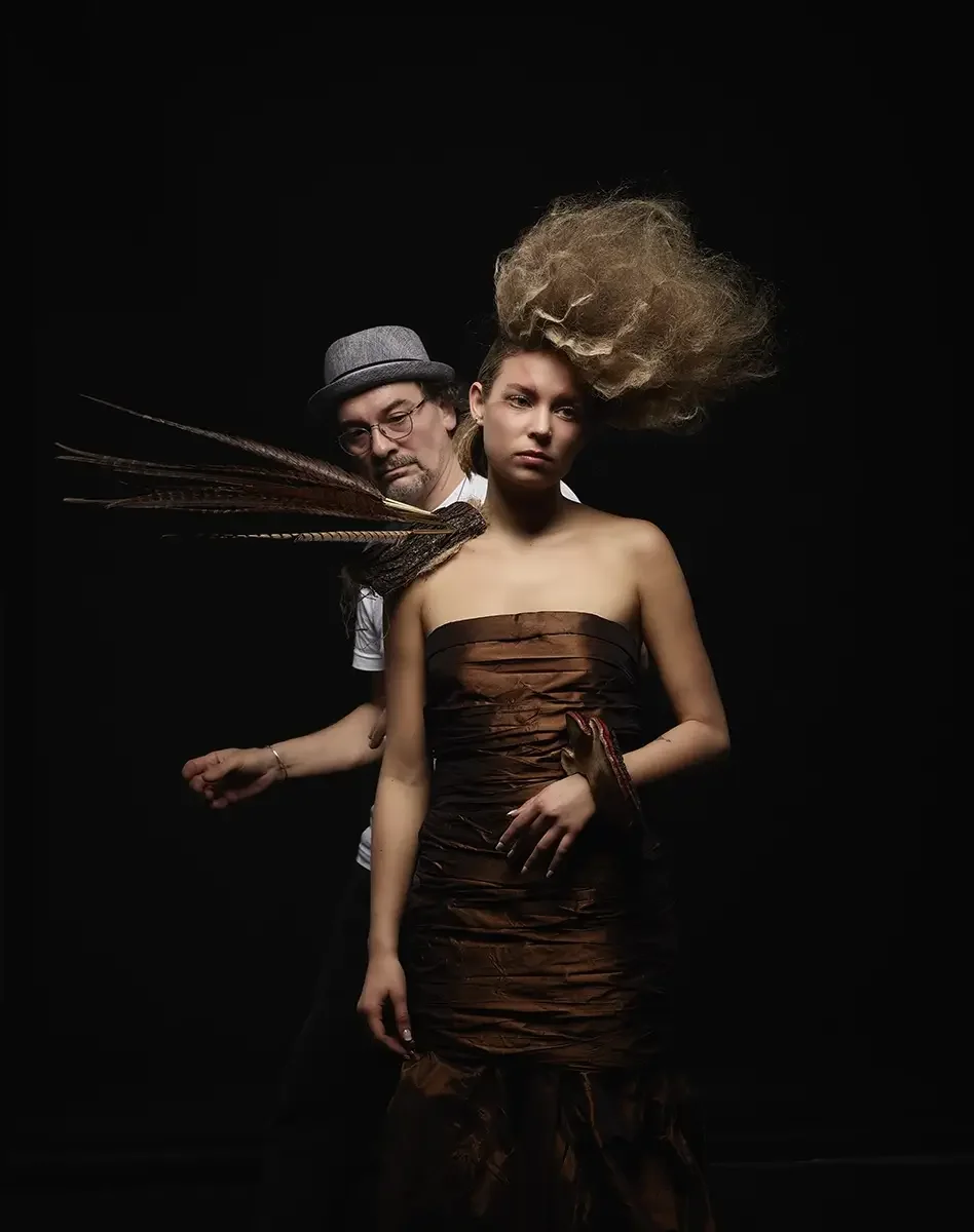 Avantgarde-Studioporträt mit skulpturaler Naturfrisur und organischem Fashiondesign, begleitet vom Hairartist während eines Editorial-Shootings der Serie „verwurzelt schön“ von Garzareck Friseur Halle.