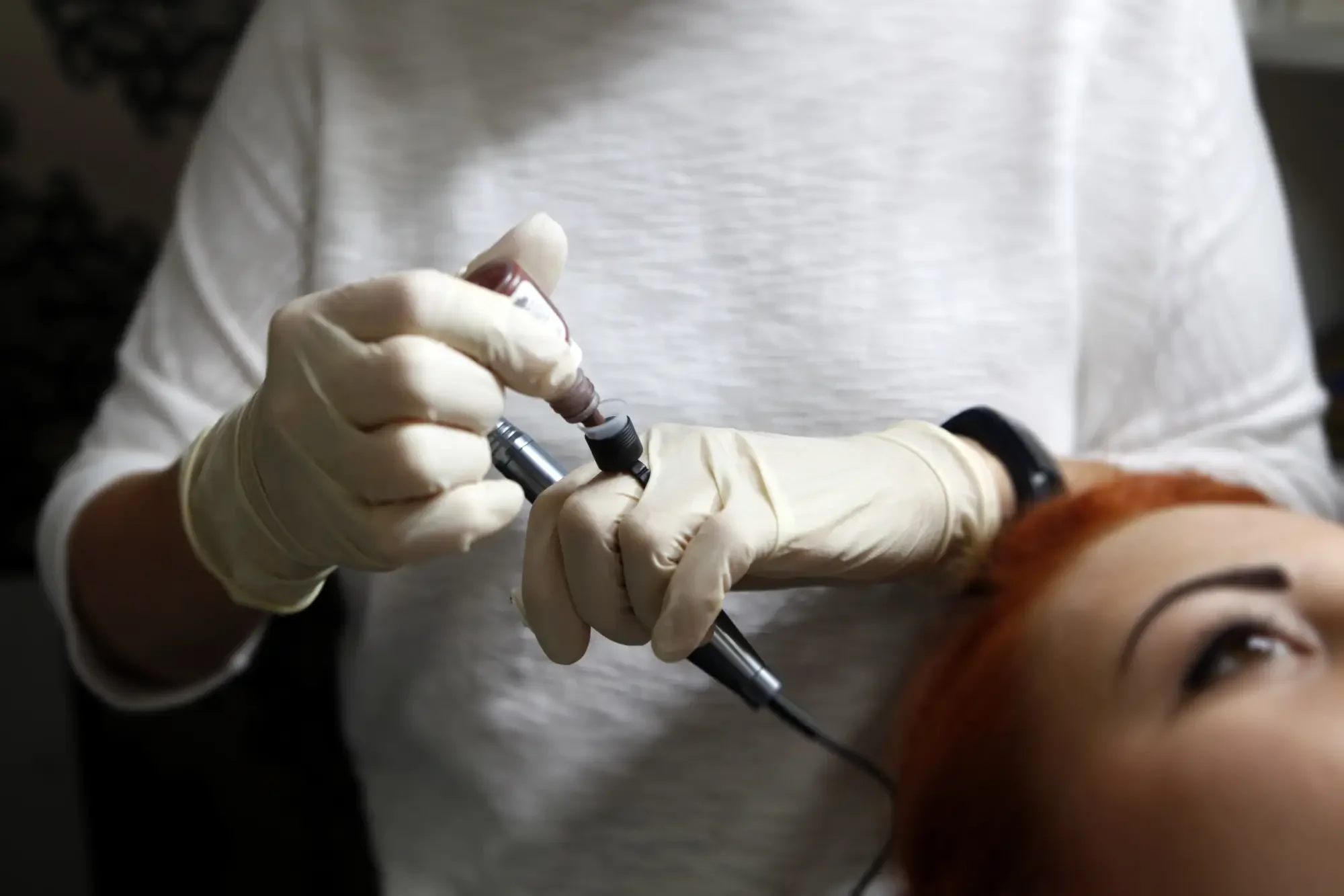 Ariane Garzareck bereitet die Pigmentfarbe für eine Permanent-Make-up-Behandlung vor. Die präzise Dosierung der hochwertigen Pigmente ist ein wichtiger Schritt für ein natürliches, farbstabiles und individuell abgestimmtes Ergebnis.
