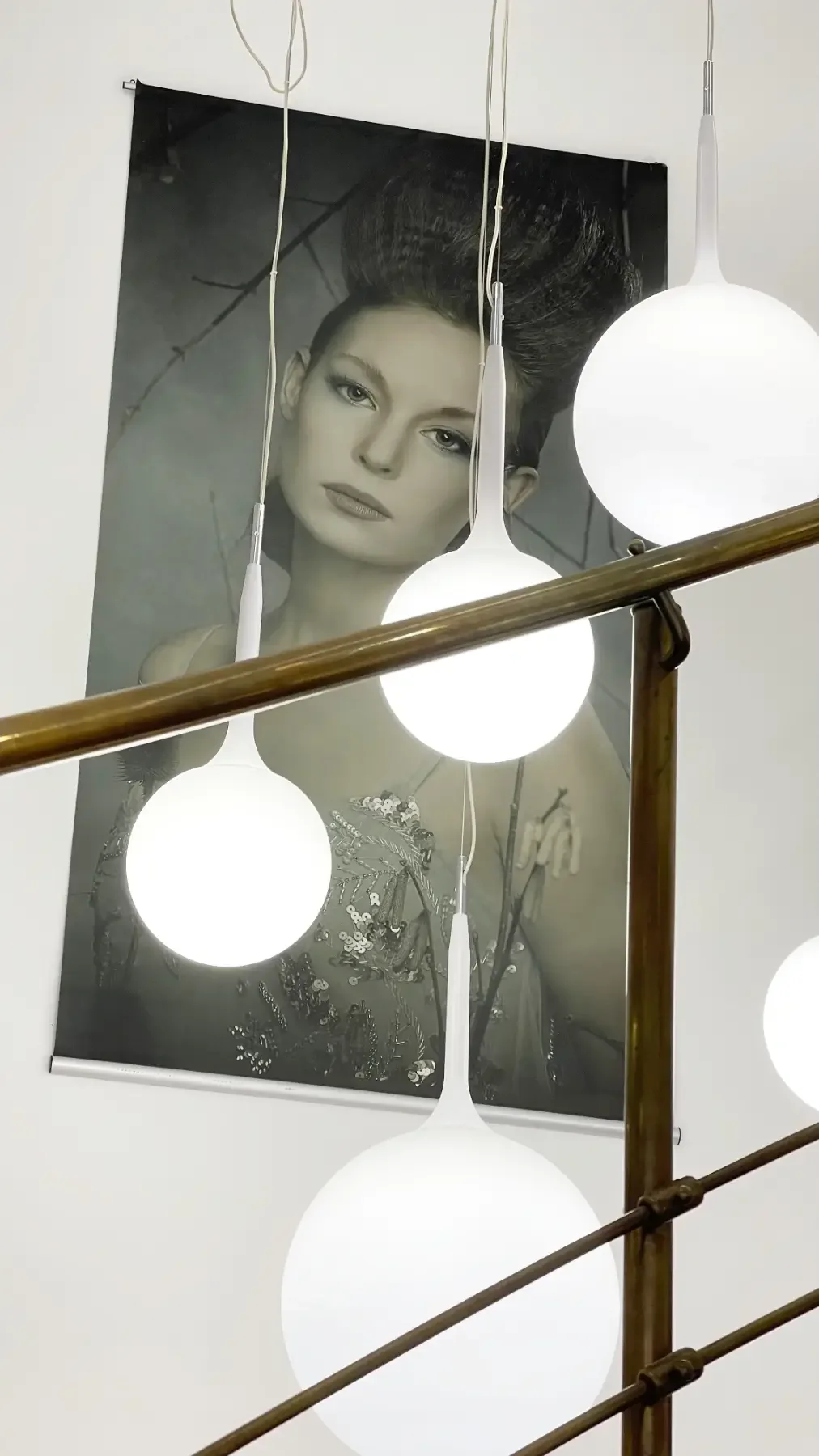 Großformatiges Fashion- und Haardesign-Motiv im Salon von Garzareck Coiffeur & Cosmetics in Halle (Saale). Stilvolle Beleuchtung und außergewöhnliches Interior unterstreichen den Designanspruch.