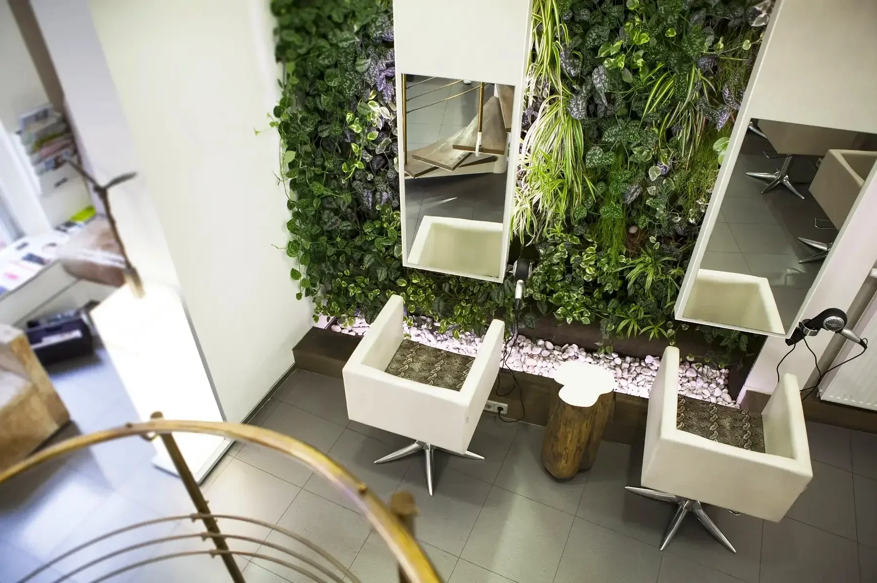 Moderner Friseursalon von Garzareck mit Stylingplätzen, begrünten Wänden und ruhiger Atmosphäre für individuelle Haar- und Beautybehandlungen in Halle (Saale).