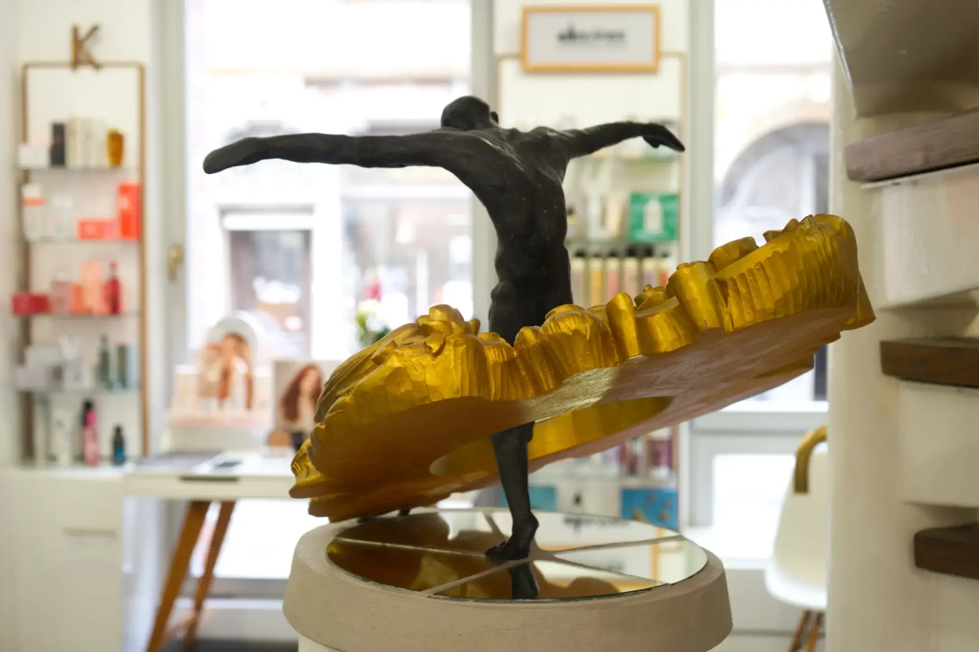 Kunstobjekt und Skulptur im Salon von Garzareck Coiffeur & Cosmetics in Halle (Saale). Individuell gestaltetes Interior mit Design und Kunst als Teil des Salonkonzepts.