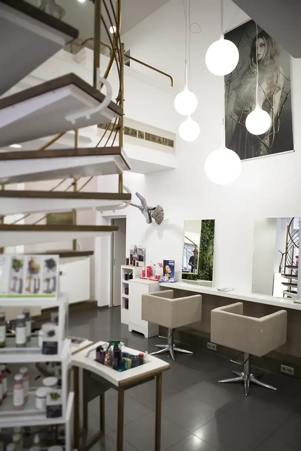 Moderner Salonbereich von Garzareck mit offenen Galerieräumen, Stylingplätzen, ausgewählten Pflegeprodukten und einer Verbindung aus Architektur, Kunst und persönlicher Beratung.