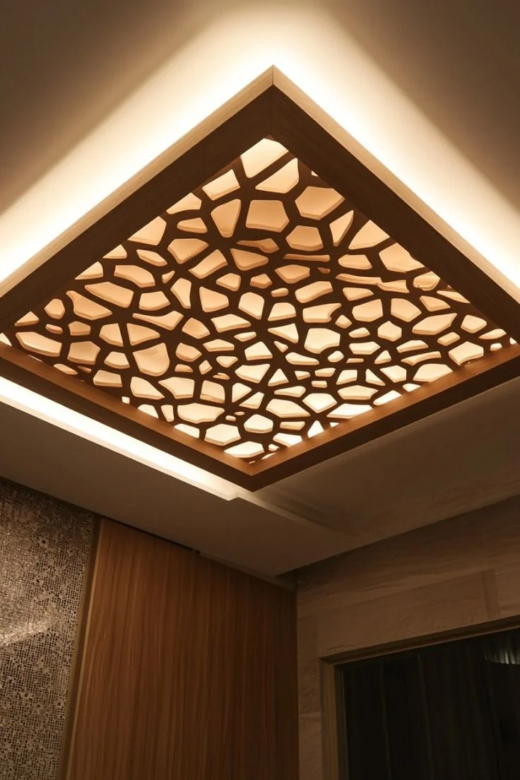 Techo decorativo con diseño de patrones geométricos en madera y luz cálida.
