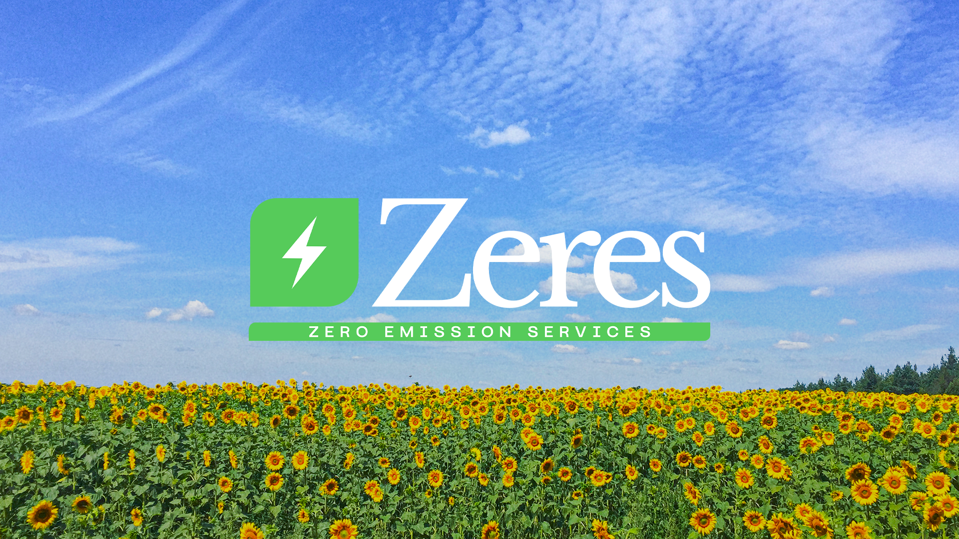 Een veld met zonnebloemen onder een blauwe lucht met wolken, met het logo van Zeres en de tekst 'ZERO EMISSION SERVICES' in het midden. copyright Zeres bv.