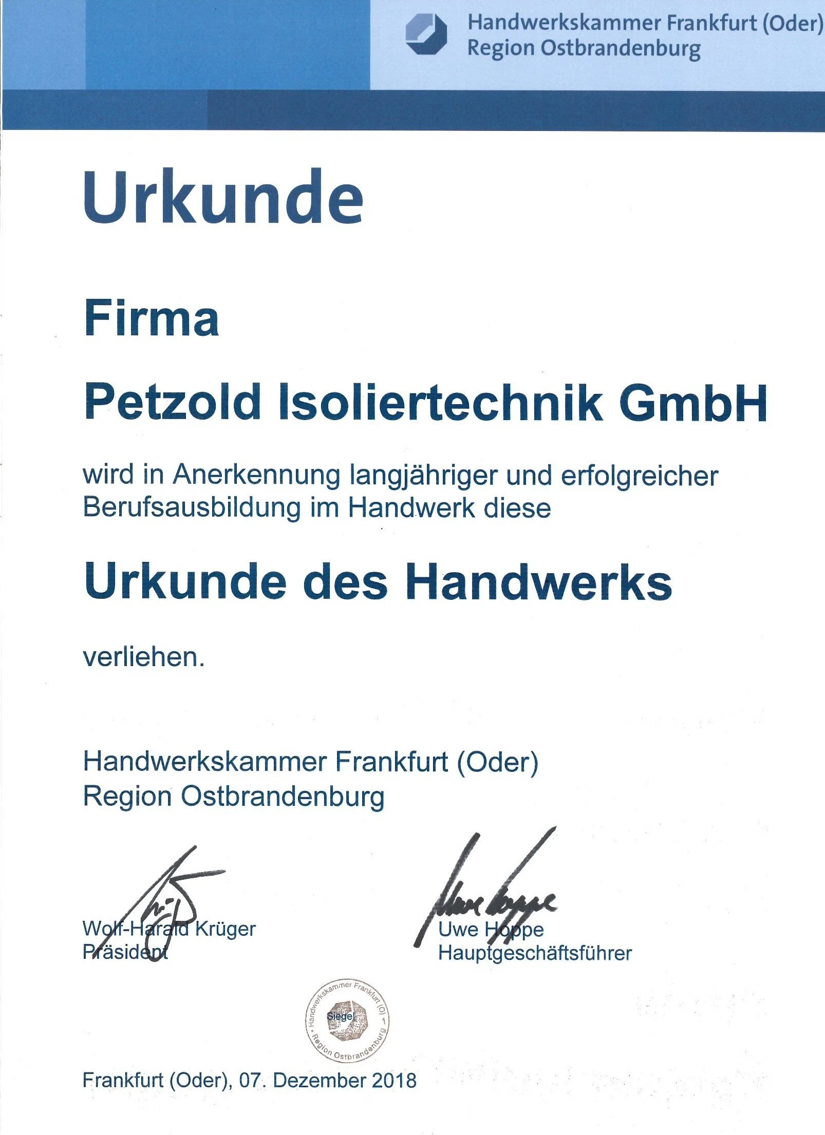Eine Urkunde von der Handwerkskammer Frankfurt (Oder), Region Ostbrandenburg, an die Firma Petzold Isoliertechnik GmbH, verliehen am 7. Dezember 2018 in Frankfurt (Oder). Die Urkunde enthält Unterschriften und ein Siegel.