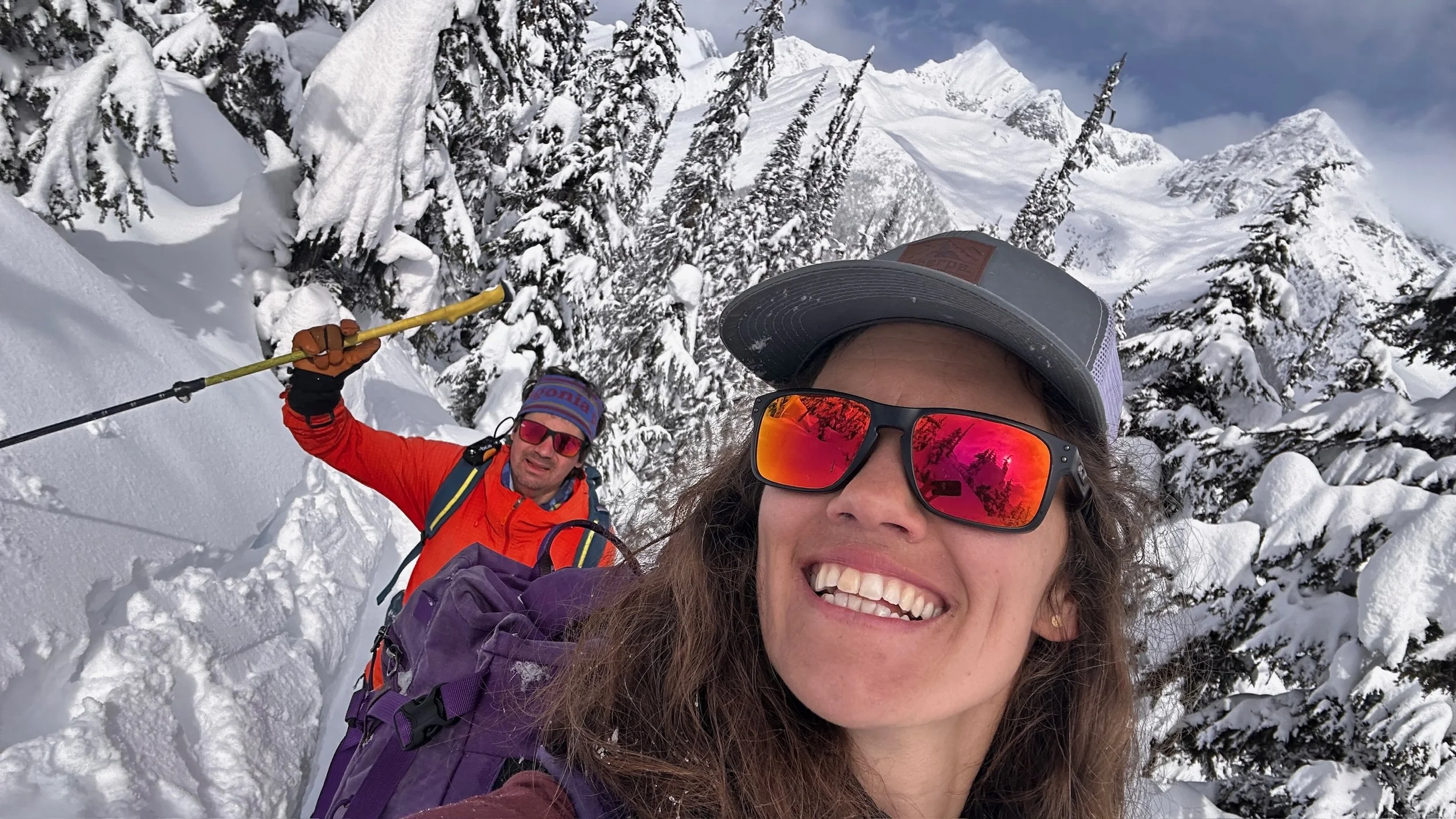 Lena Ramstetter im Selfie, mit Mütze und Sonnenbrille im verschneiten Gebirge