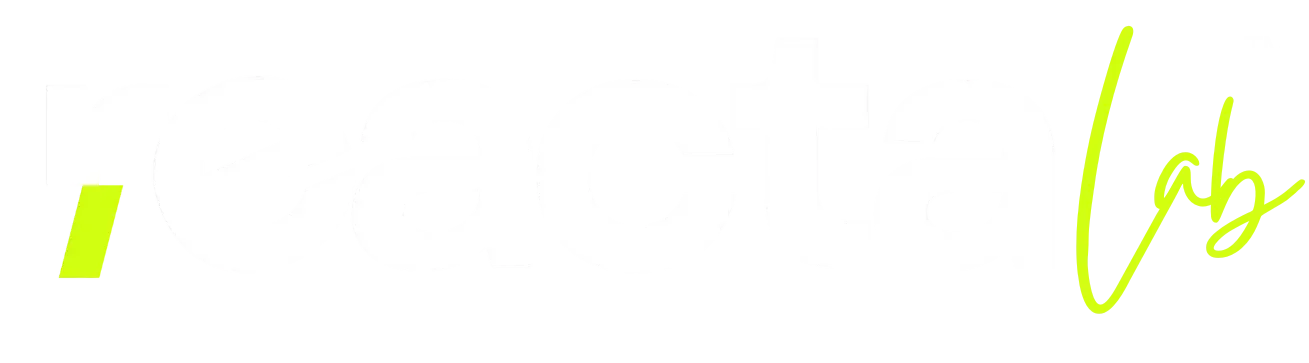 Logo di Creatio con testo bianco e traccia gialla su sfondo nero.