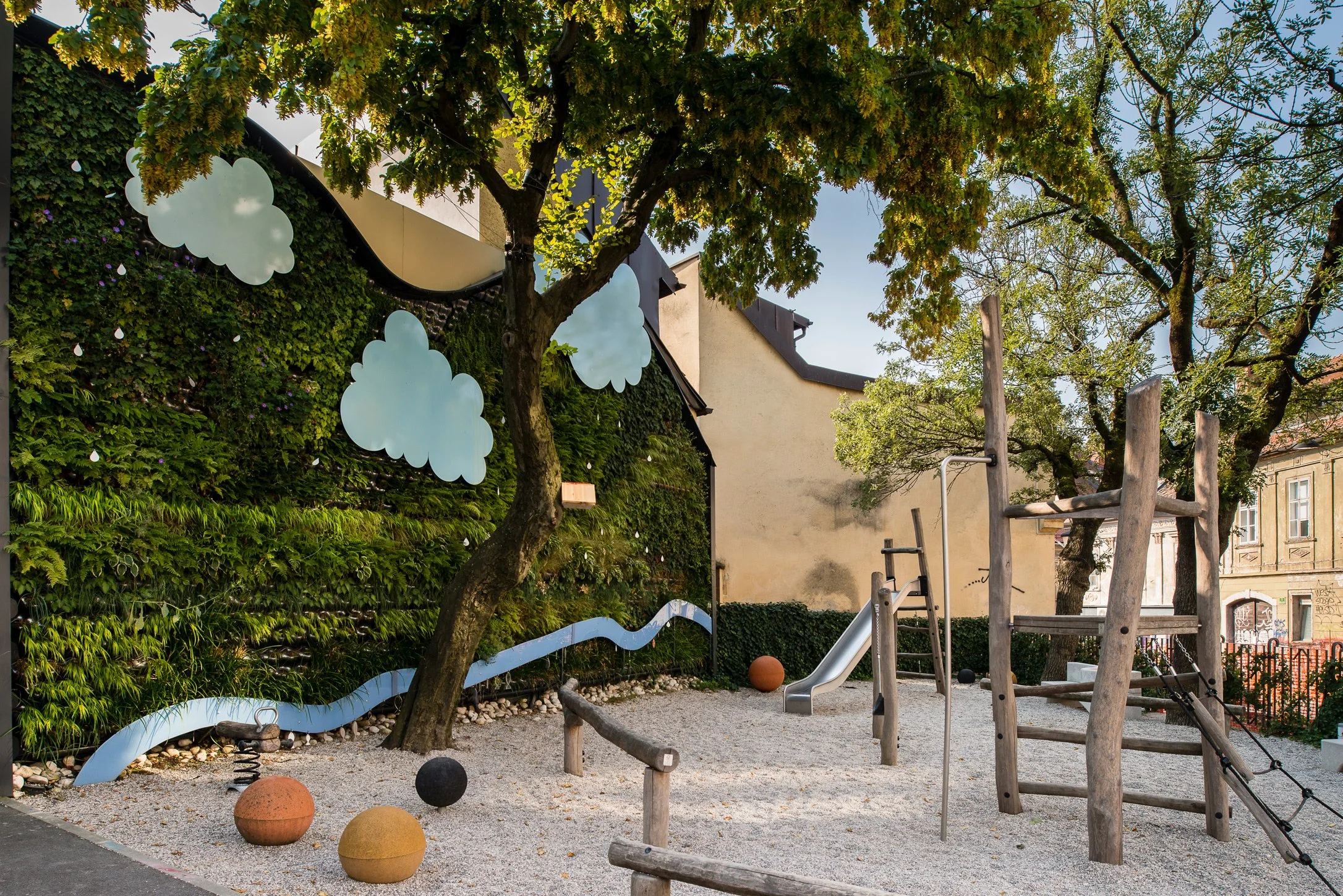 ZUNANJE IGRIŠČE MALA ULICA