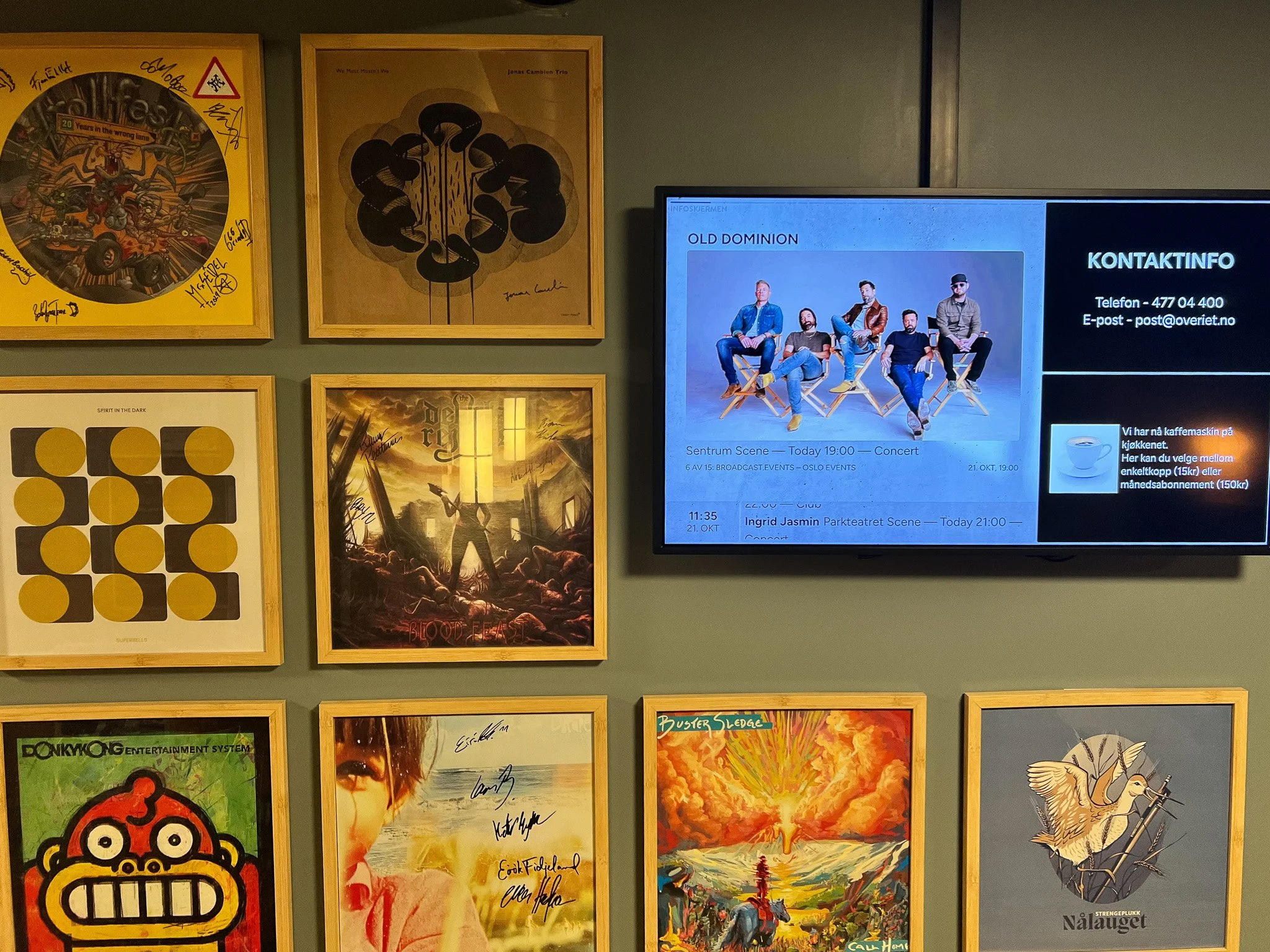 Et digitalt skjermbilde av en konsertoversikt, med et bilde av bandet Old Dominion og kontaktinformasjon, omgitt av flere plakater og kunstverk på en vegg.