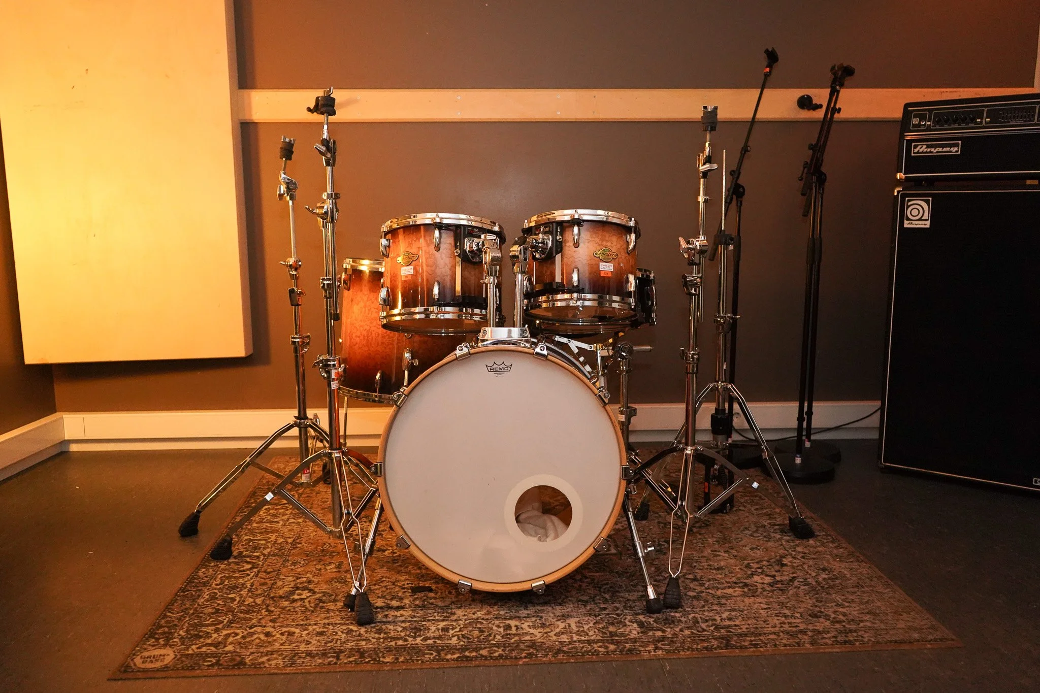 Elektrisk trommesett på teppe i et musikklokale.