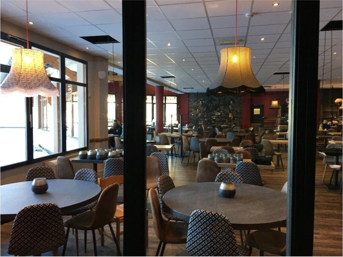 Restaurant avec table et chaise. Suspension pagode et des photophores en verre argenté