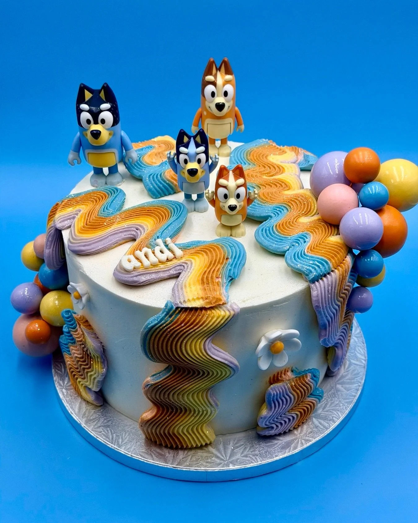 💙BLUEY LOVERS🧡 I physically could not stop myself from posting this cake as soon as it was finished. This might be my most favorite cake to date 🫣 I can&rsquo;t lie! 

Order link in my bio @drizzlebaking_ 

#blueycake #cakedecorating #buttercream 