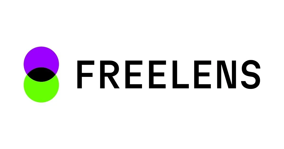 Logo mit zwei überlappenden Kreisen, einem violetten oben und einem grünen unten, mit schwarzer Überlappungsregion, daneben der Schriftzug 'FREELENS' in schwarzen Buchstaben auf weißem Hintergrund.