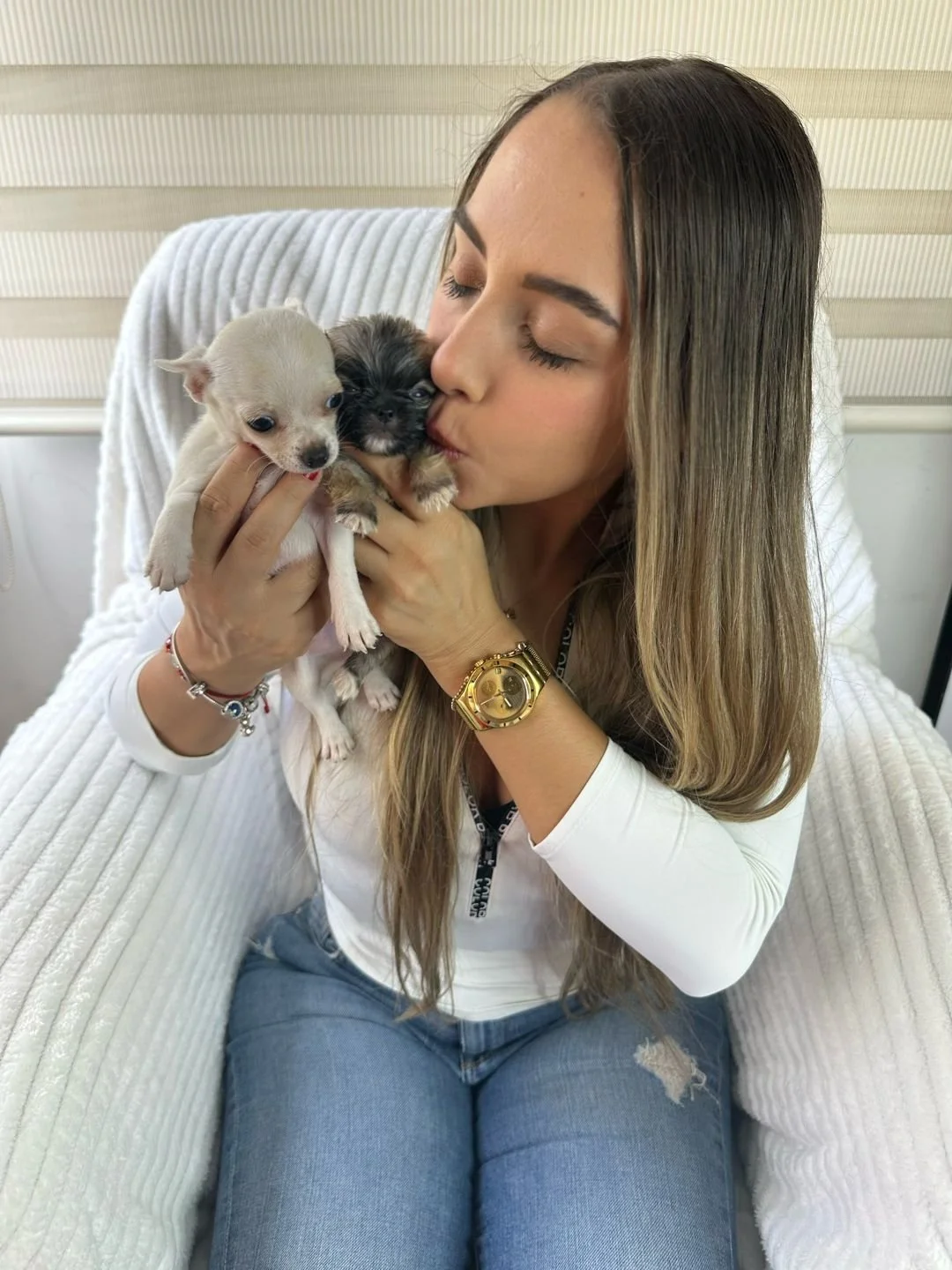 La dueña de thepuppyhouse.Colombia mostrando su cariño y amor a estos cachorros