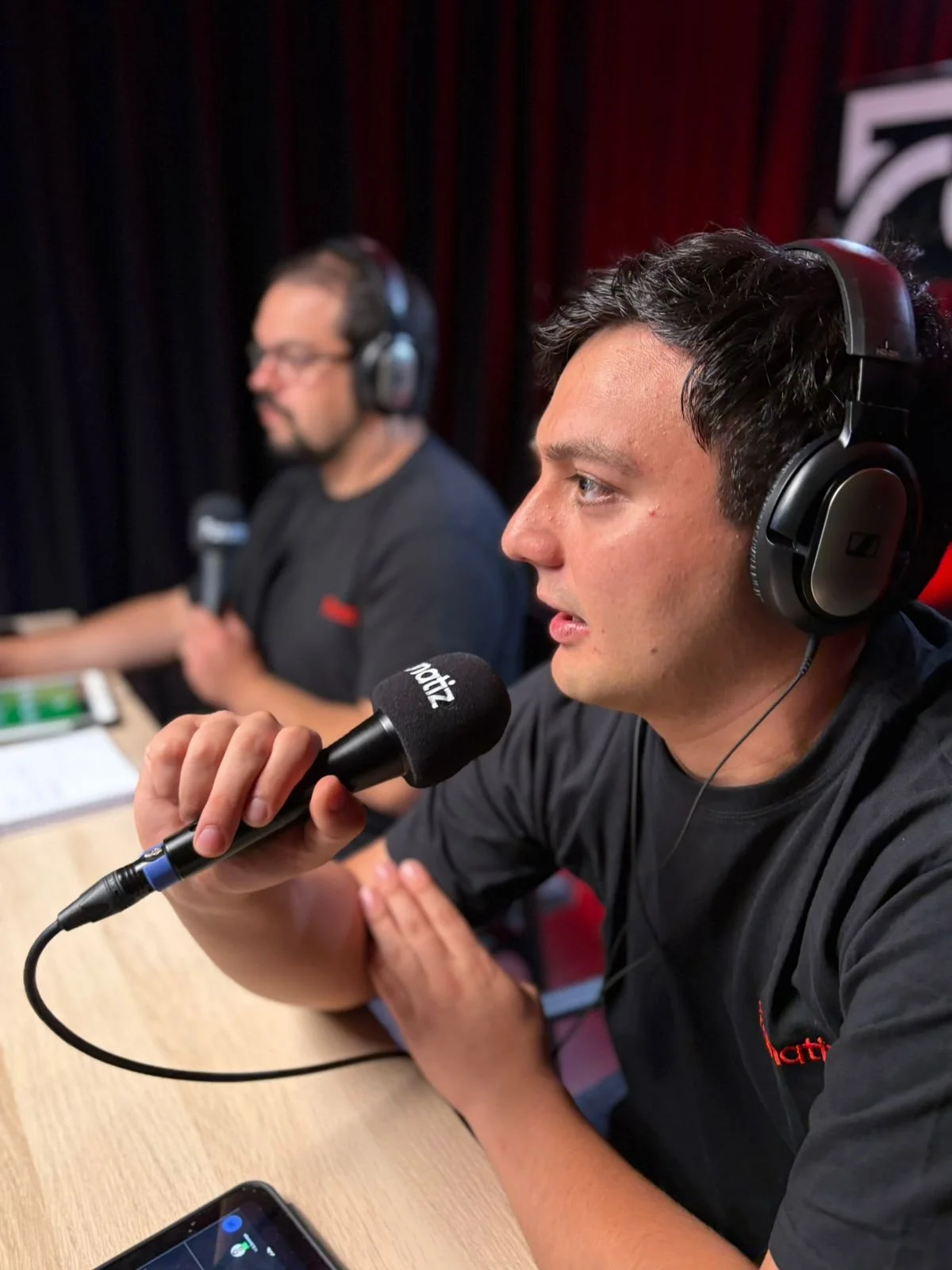 Sebastián Maureira y Sebastián Cáceres relatando el Brasileirão desde el estudio de Fanatiz 1.