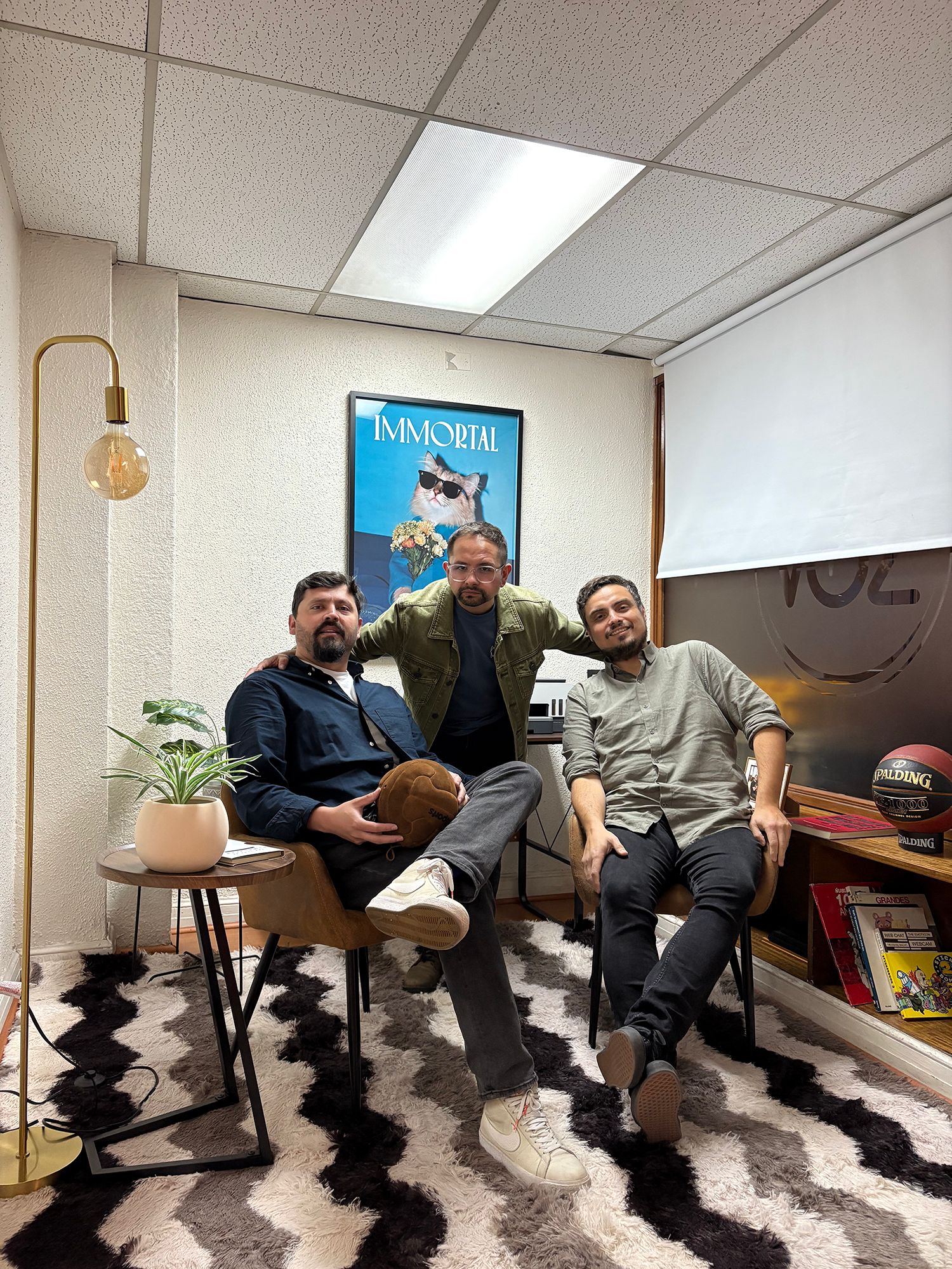 Andrés Reyes, Roberto Cisternas y equipo de Immortal CAT, Entertainment Studio en Santiago de Chile.
