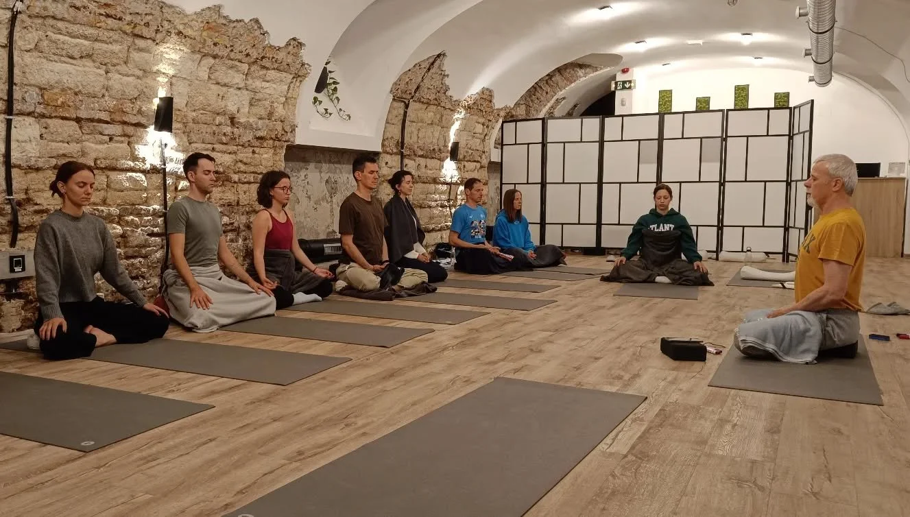 K&ouml;sz&ouml;nj&uuml;k mindenkinek a r&eacute;szv&eacute;telt, &eacute;s hatalmas k&ouml;sz&ouml;net J&oacute;zsinak ez&eacute;rt az alkalom&eacute;rt! 
Van mit em&eacute;szteni... 🙏

#amanaskajoga #filozofia #j&oacute;gafiloz&oacute;fia #pszichol