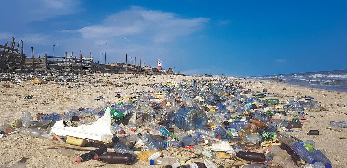 1200px-Plastic_Pollution_in_Ghana.jpg