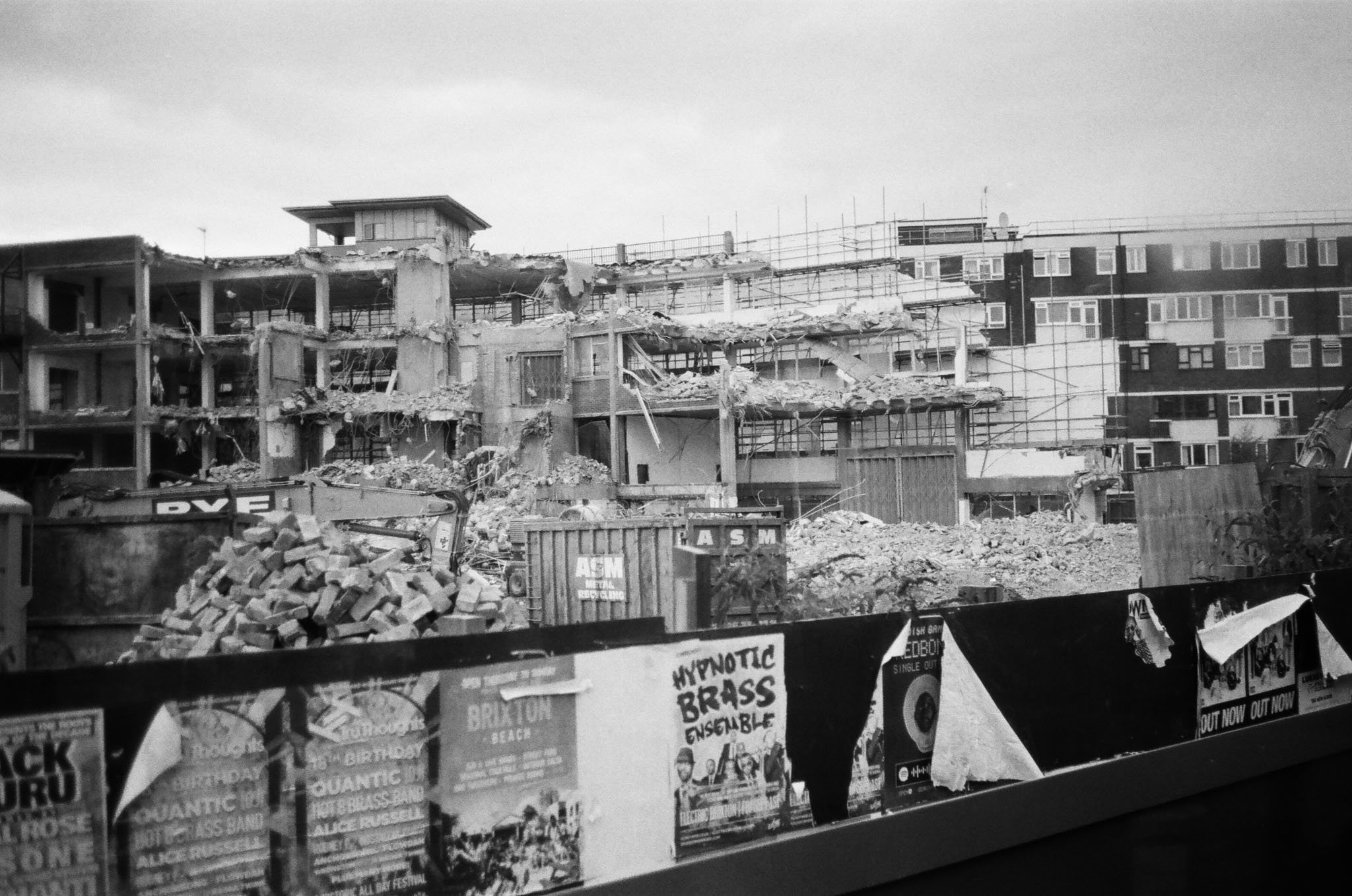 FILM_PHOTOGRAPHY_LONDON_STREET_DERELICT_BUILDING.jpg