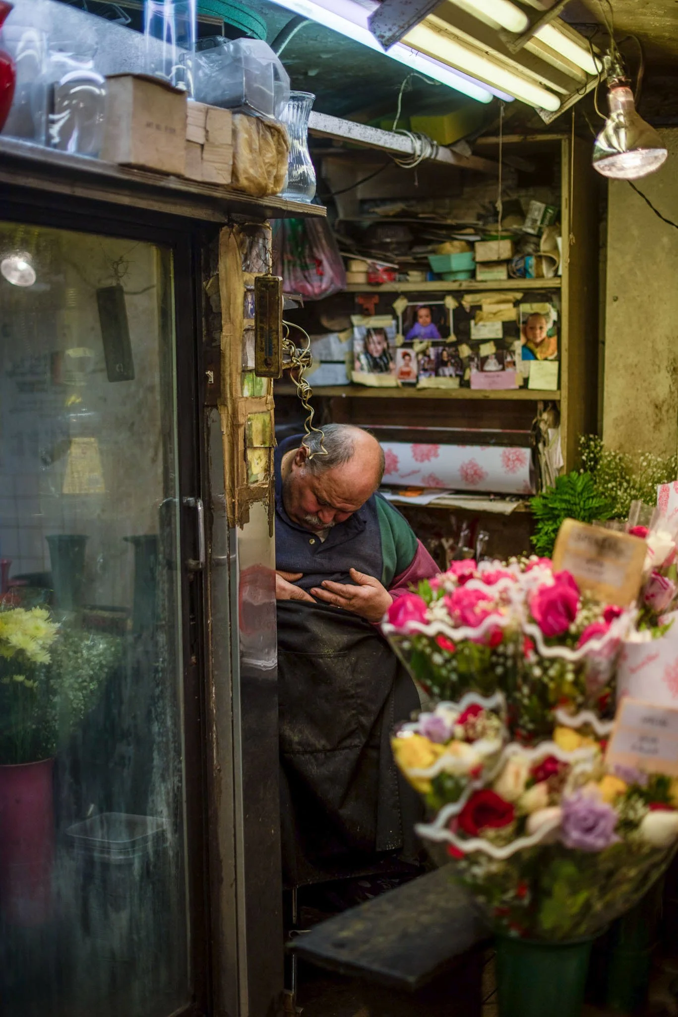 NEW_YORK_DIGITAL_STREET_PHOTOGRAPHY_FLOWER_STALL_ASLEEP.jpg