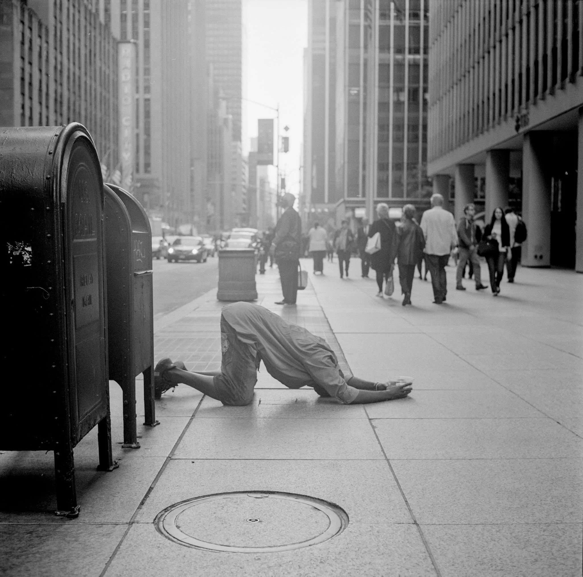 NEWY_YORK_FILM_PHOTOGRAPHY_MAN_PRAYING_MIDTOWN.jpg