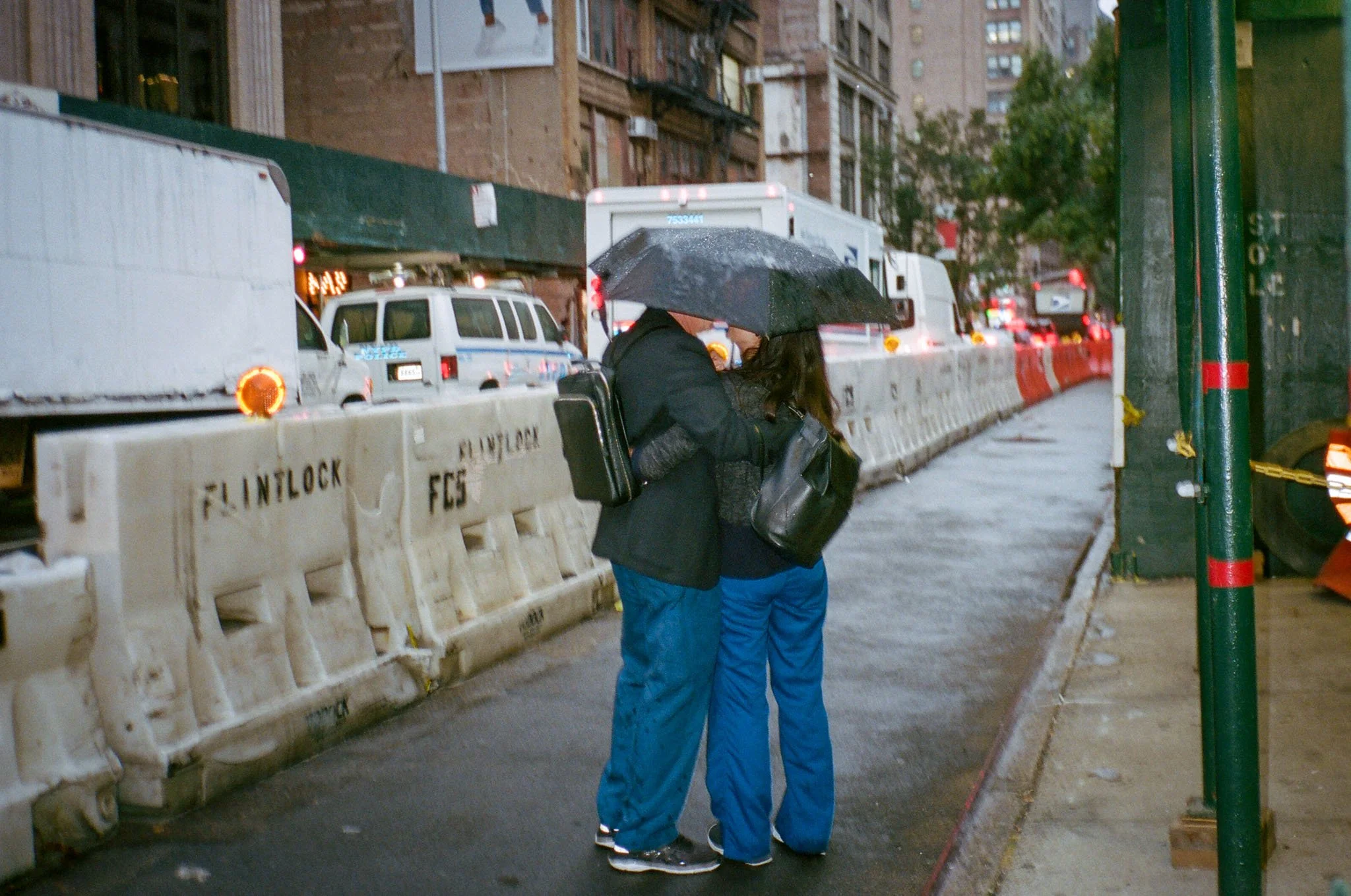 FILM_PHOTOGRAPHY_COUPLE_UMBRELLA_RAIN.jpg