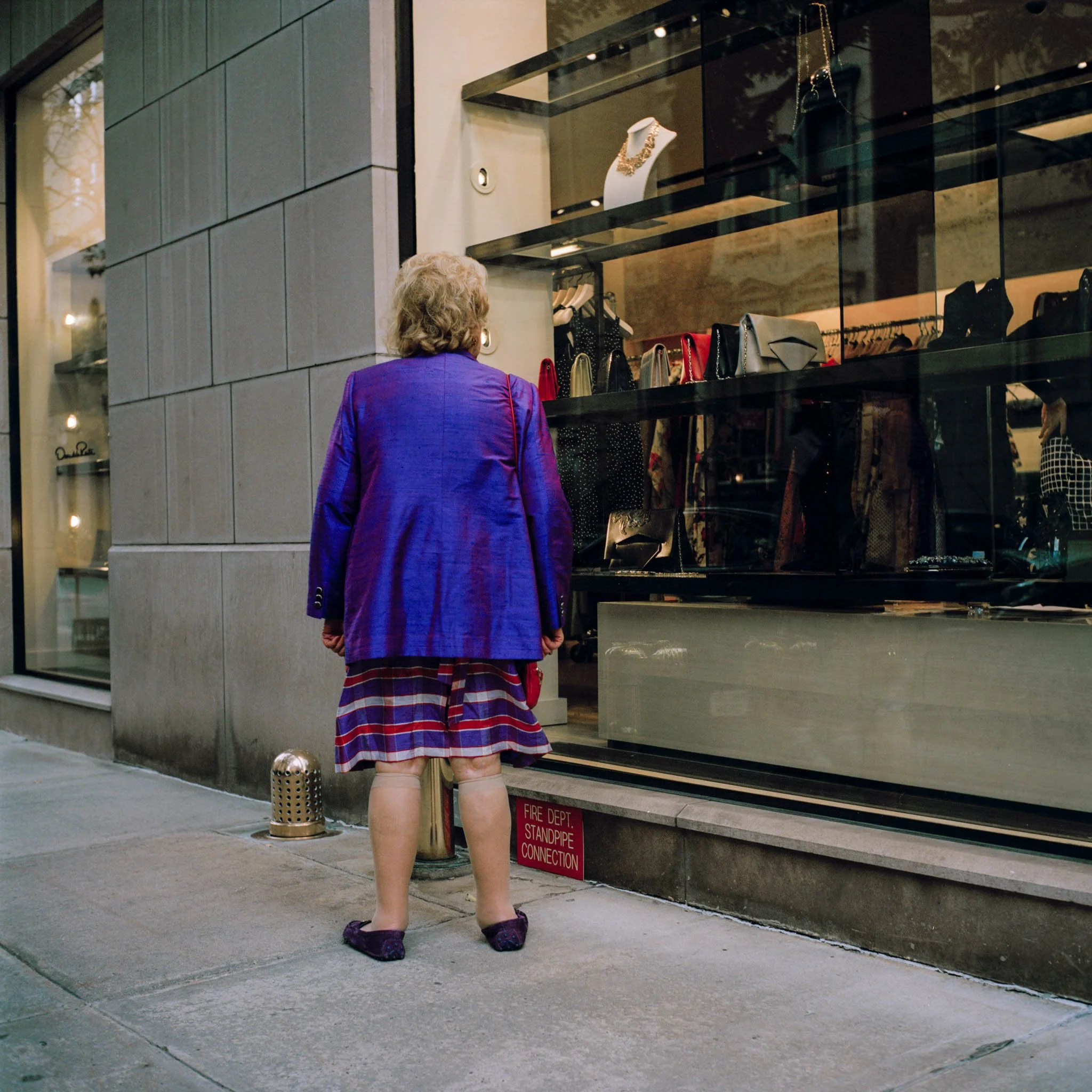 NEW_YORK_FILM_PHOTOGRAPHY_WOMAN_PURPLE_WINDOW_SHOPPING.jpg