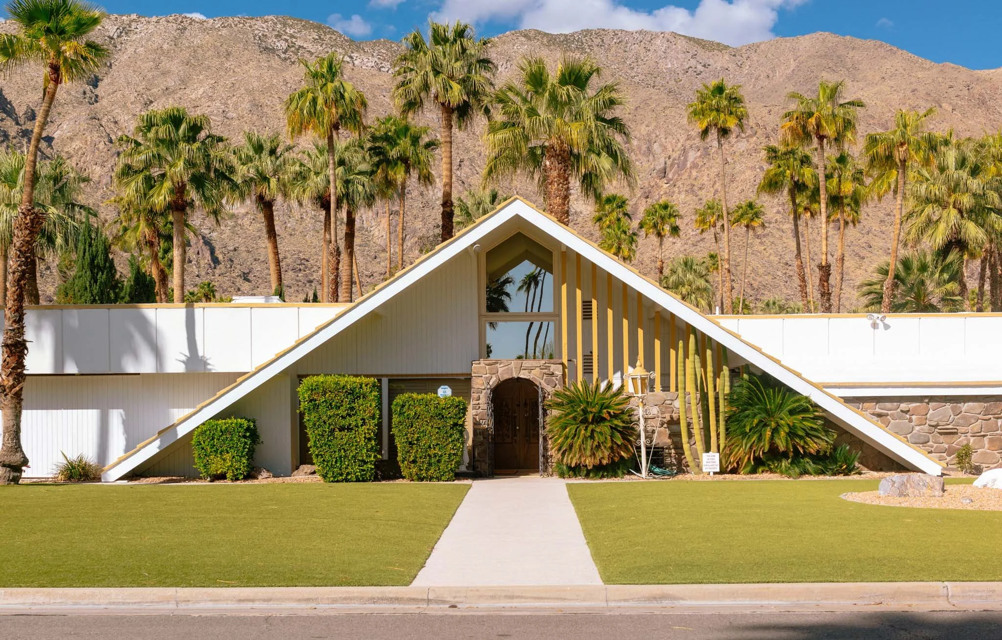 PALM_SPRINGS_TRIANGLED_HOUSE.jpg