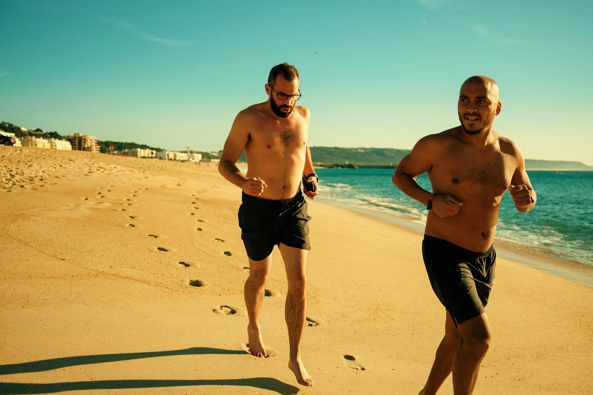 PORTUGAL_DIGITAL_STREET_PHOTOGRAPHY_RUNNERS_NAZARE_BEACH.jpg