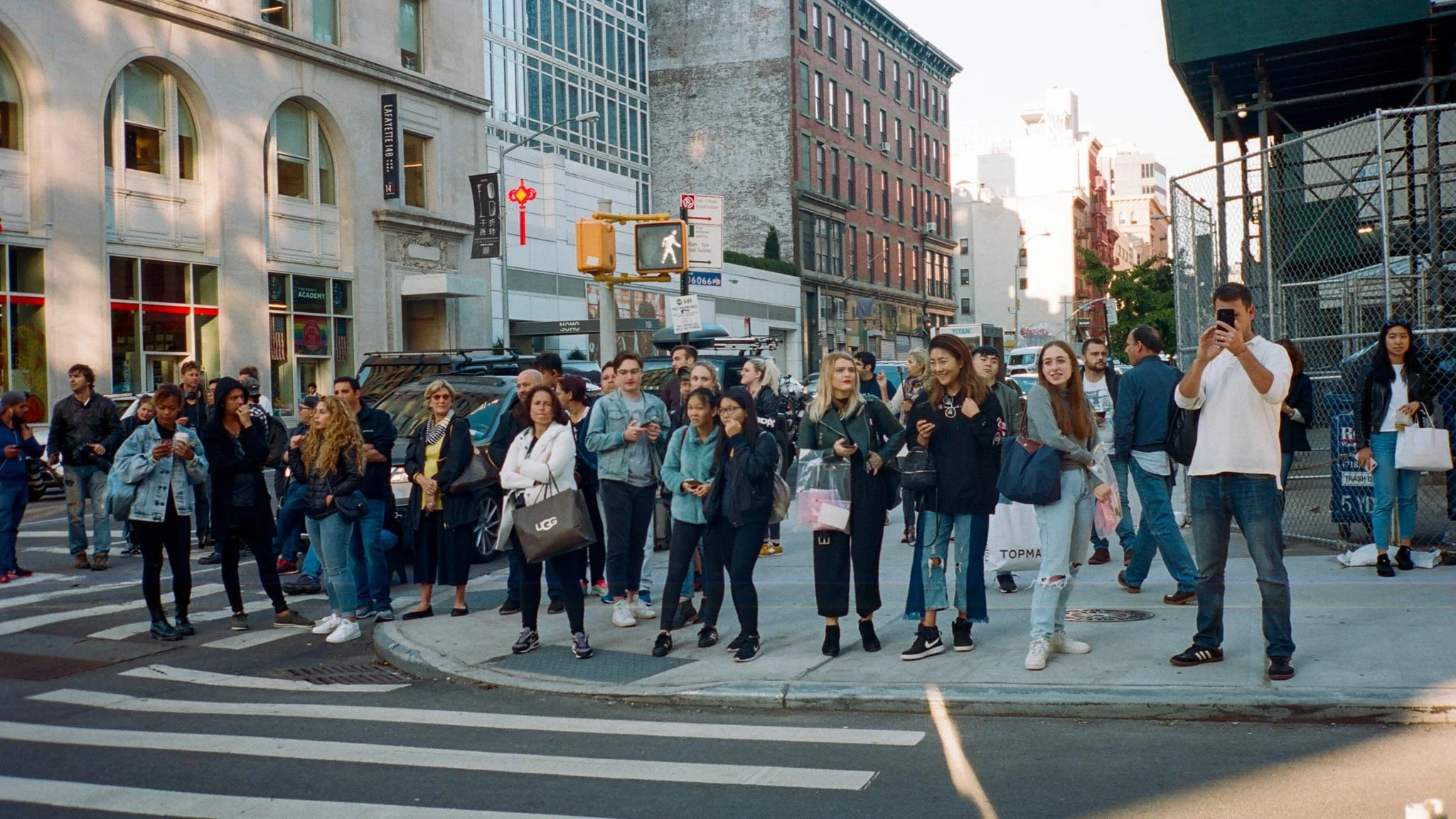 NEW_YORK_FILM_PHOTOGRAPHY_PEOPLE_AT_CROSS_WALK.jpg
