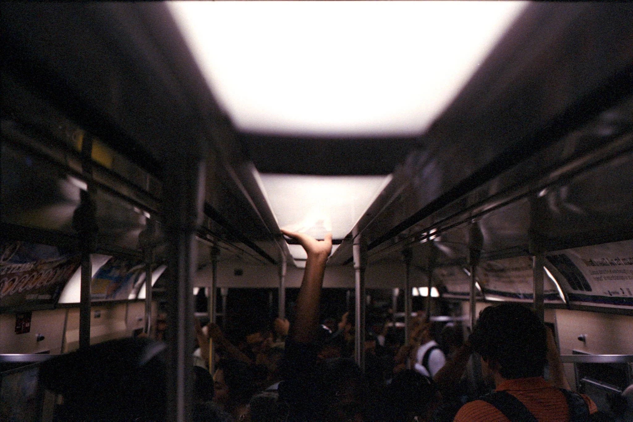 NEW_YORK_FILM_STREET_PHOTOGRAPHY_STEADYING_HAND_LIGHT_SUBWAY.jpg