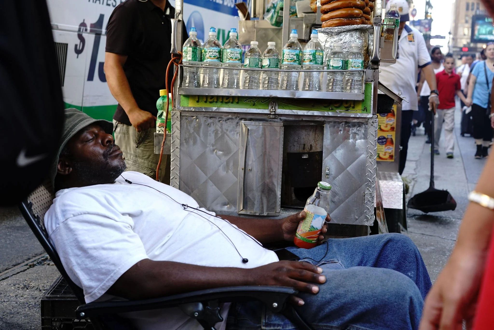 NEW_YORK_DIGITAL_STREET_PHOTOGRAPHY_STREET_SELLER_SLEEP.jpg