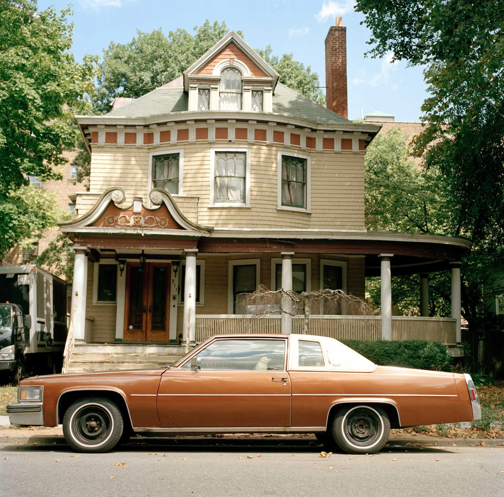 FILM_PHOTOGRAPHY_VINTAGE_CARS_DITMAS_PARK_BROWN_CADILLAC.jpg