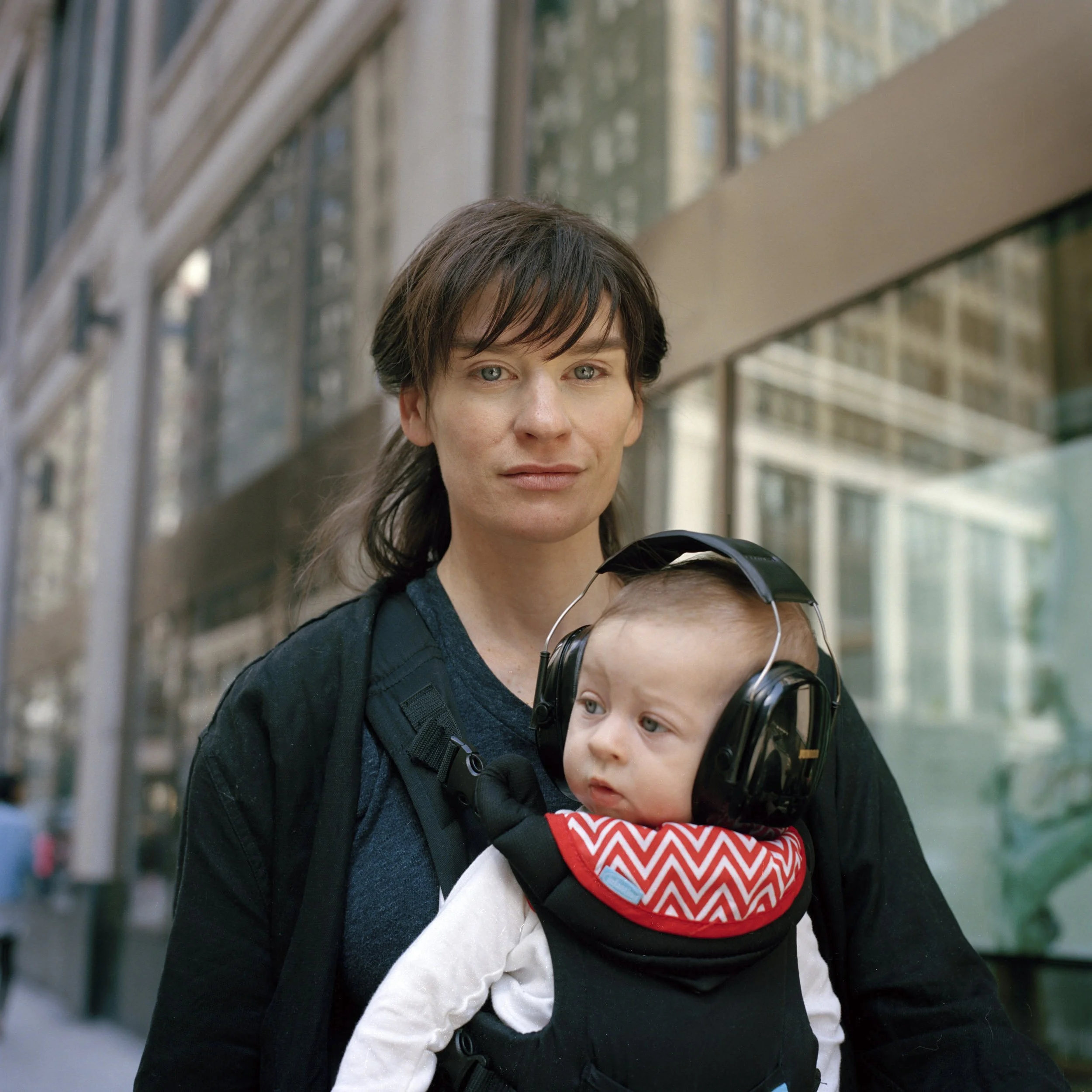 _NEW_YORK_STREET_PORTRAITS_WOMAN_AND_KID_HEAPHONES.jpg