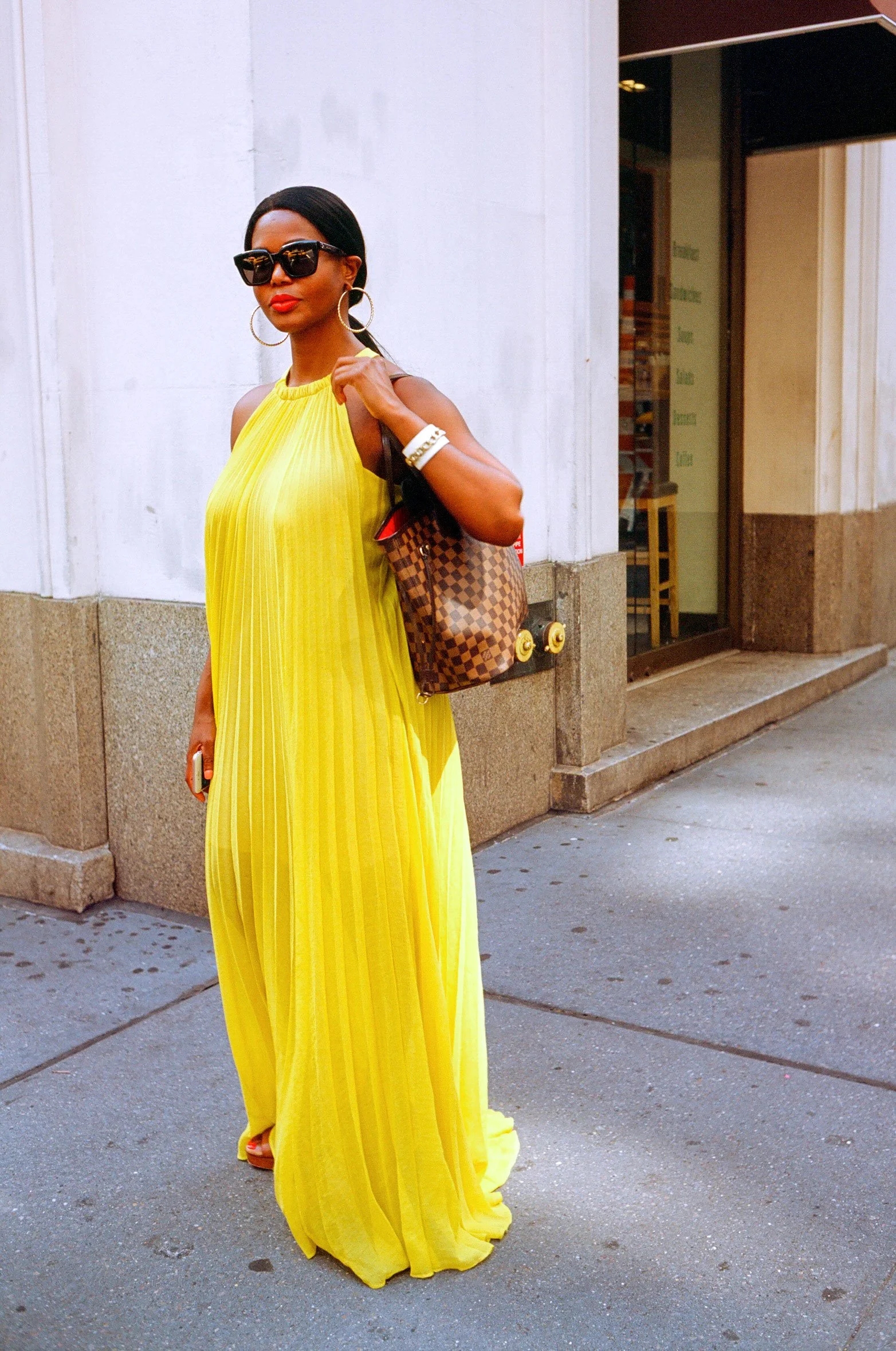 _NEW_YORK_STREET_PORTRAIT_WOMAN-IN-A-YELLOW-DRESS-IN-NEW-YORK-CITY.jpg