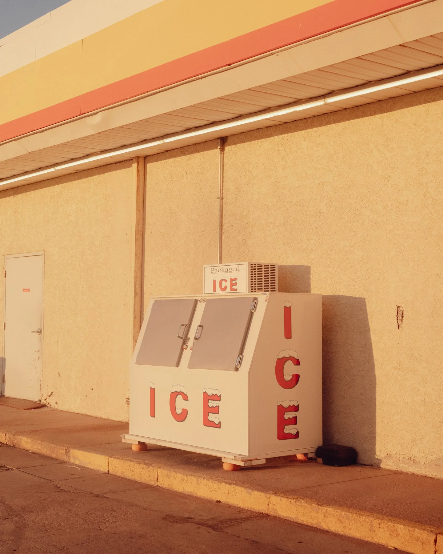 _SHELL_STATION_ICE_BOX.jpg