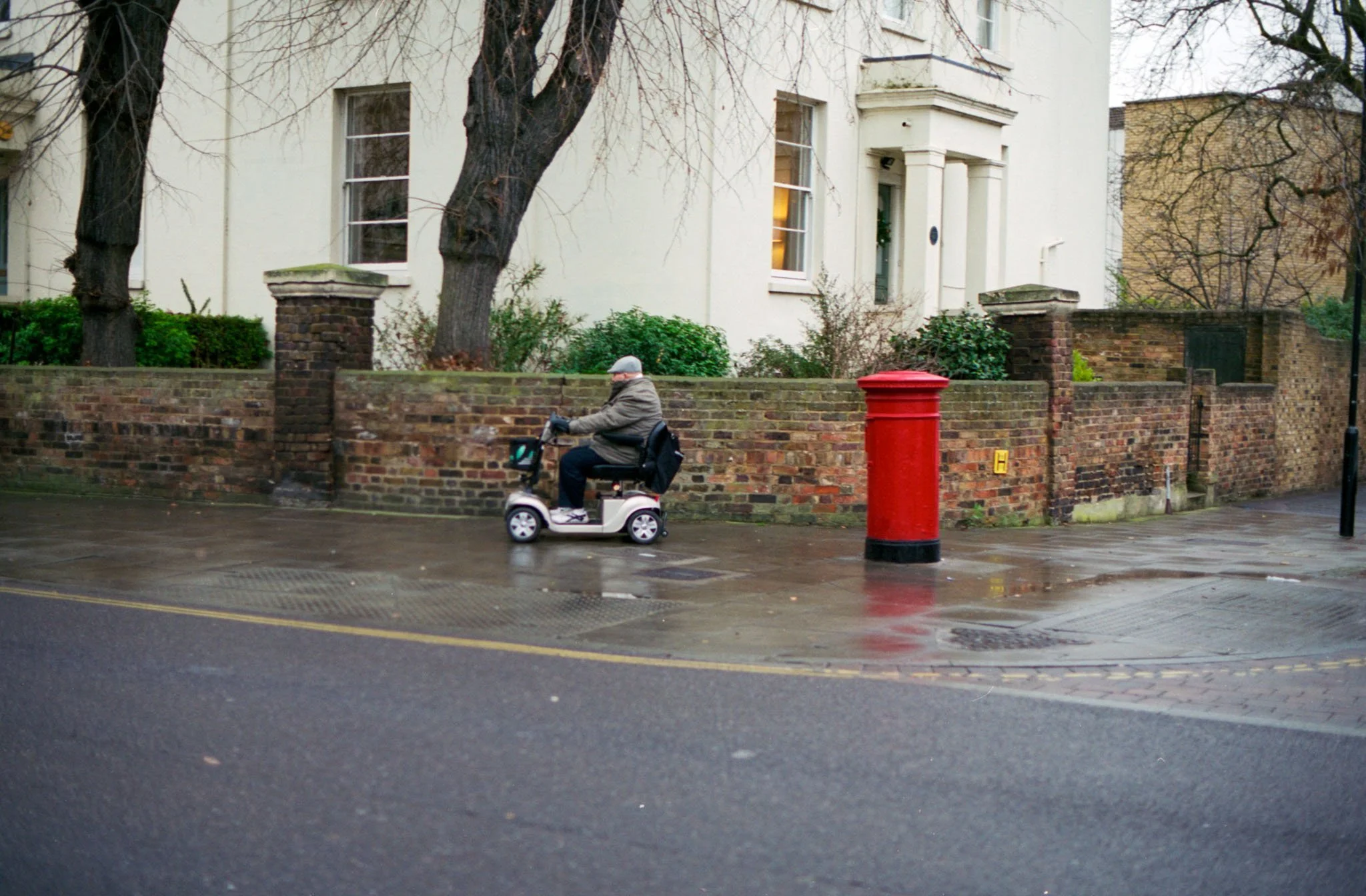 ENGLAND_FILM_PHOTOGRAPHY_MAN_MOBILITY_SCOOTER_POSTBOX.jpg