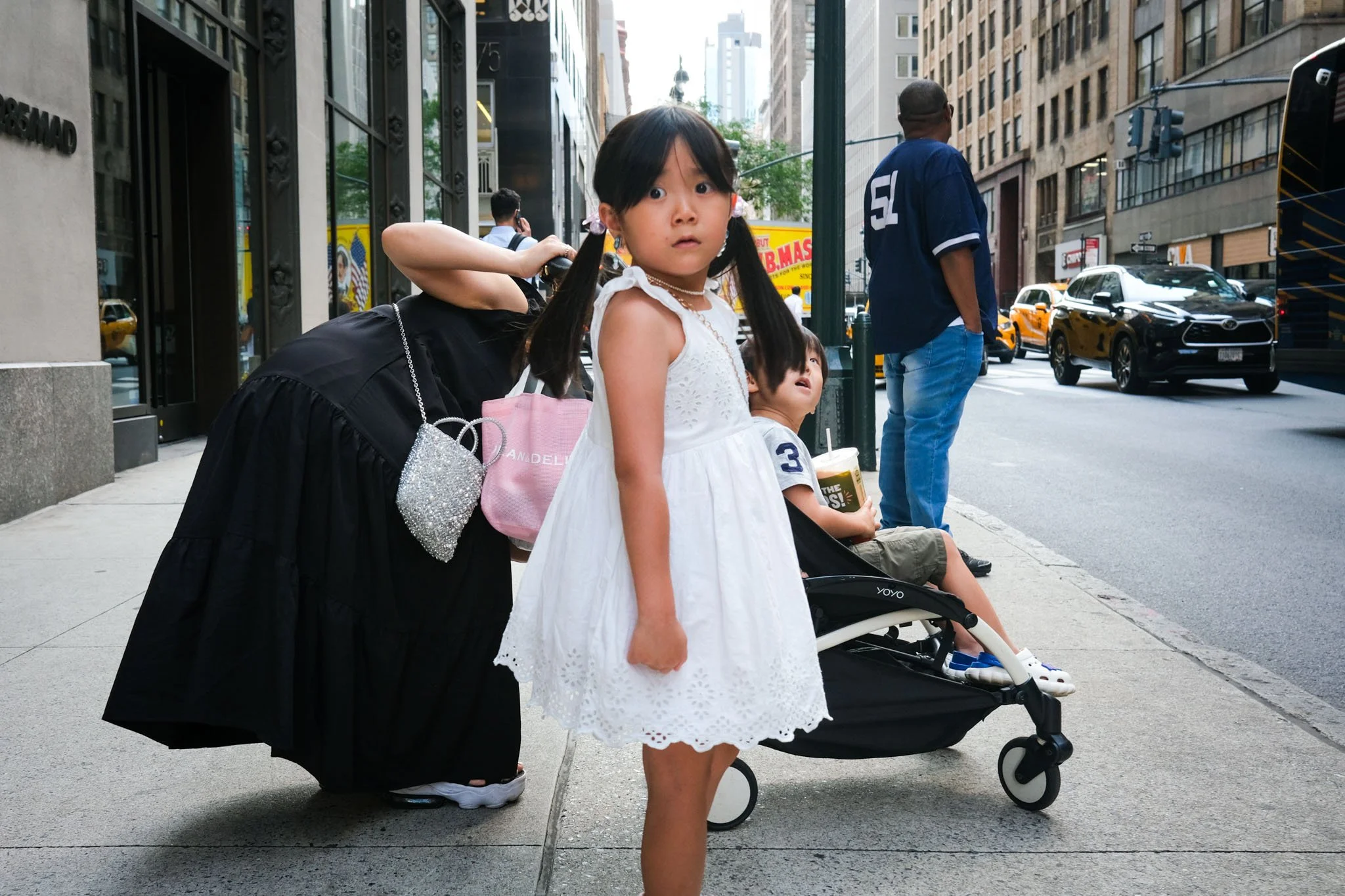 DIGITAL_STREET_PHOTOGRAPHY_SUPRISED_KID_WHITE_DRESS.jpg
