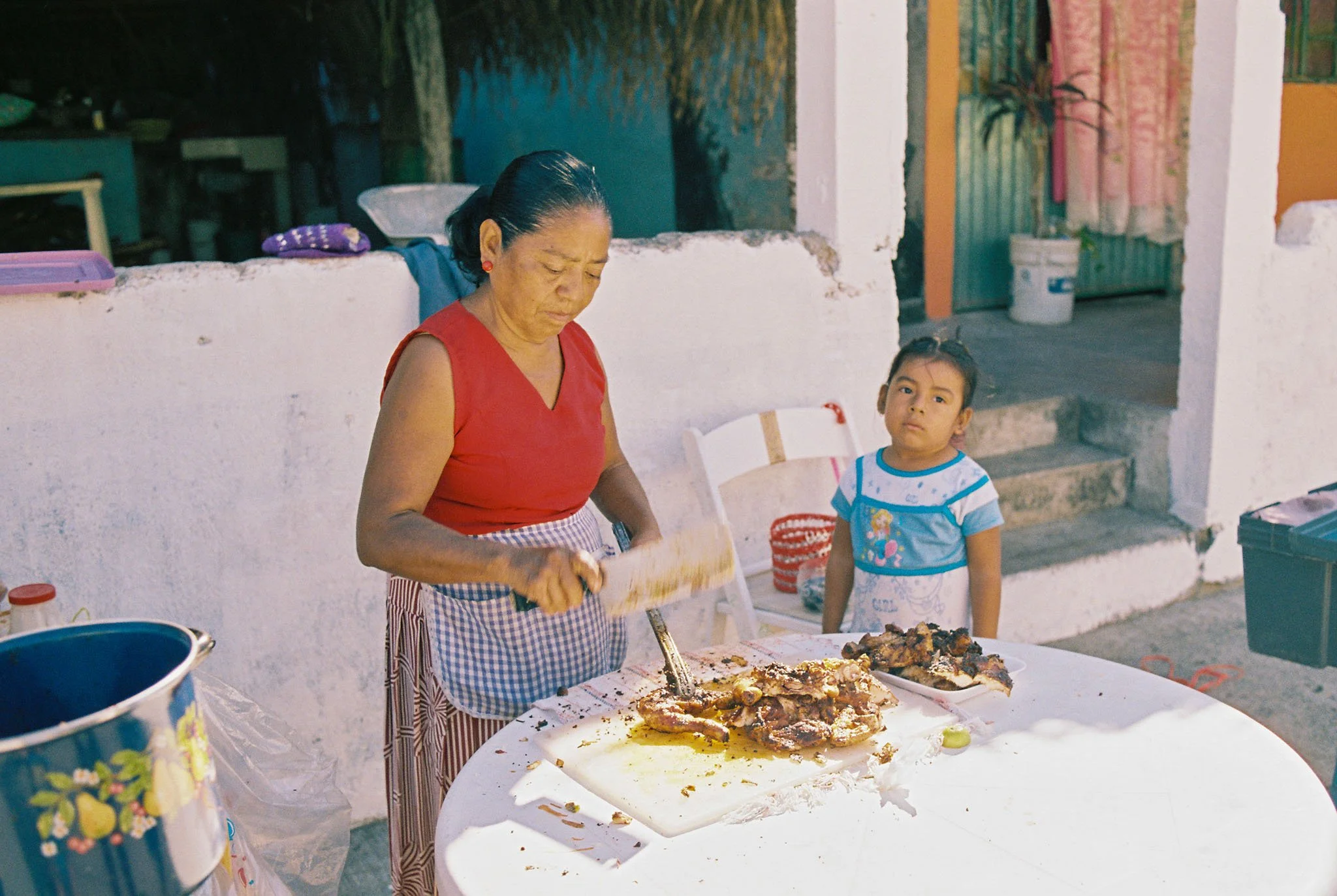 FILM_PHOTOGRAPHY_MEXICO_CUITTING_CHICKEN.jpg