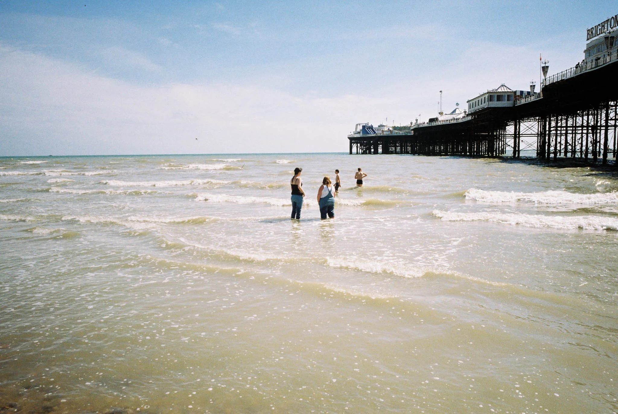 FILM_PHOTOGRAPHY_ENGLAND_BRIGHTON_PEOPLE_OCEAN.jpg