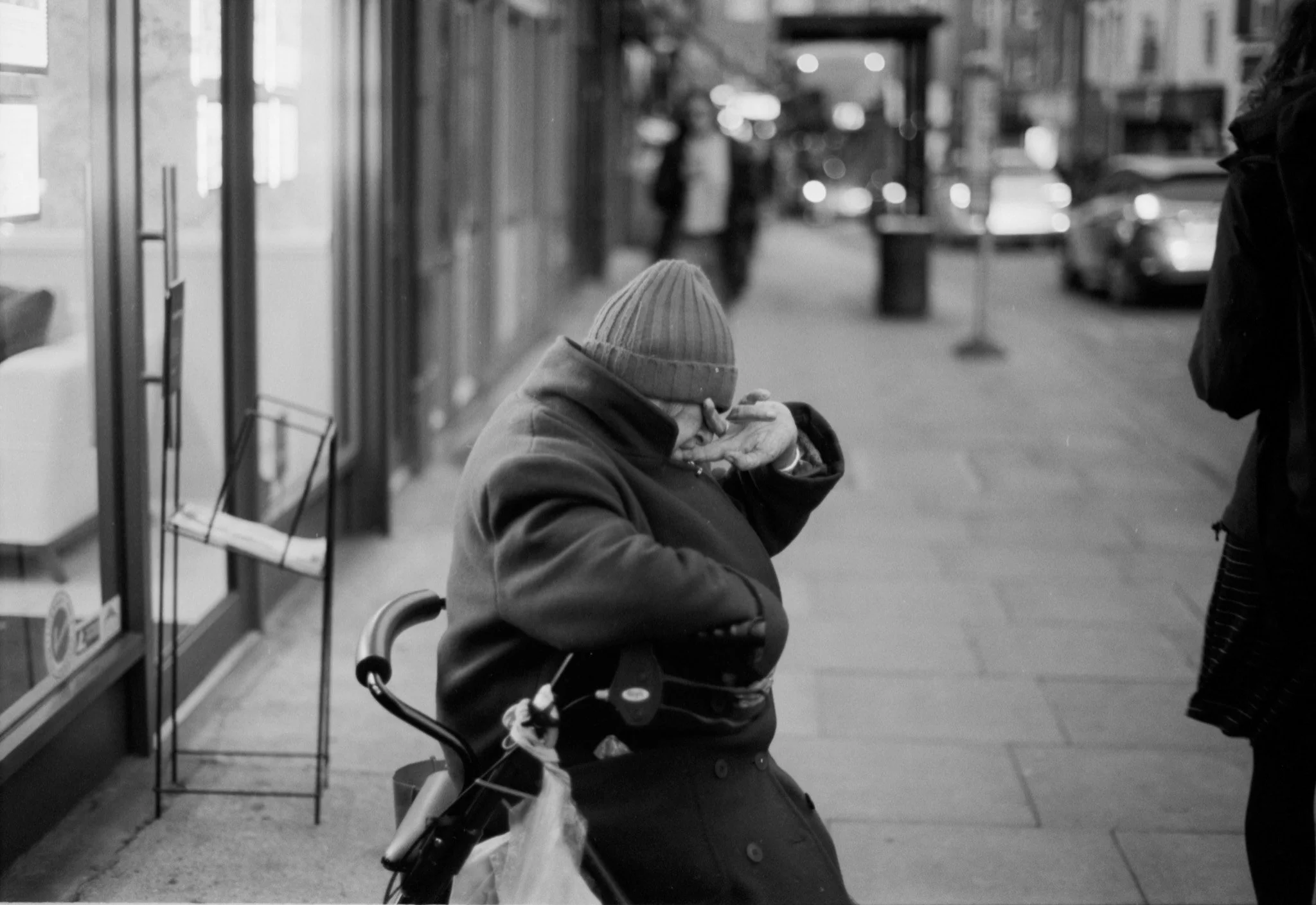 FILM_PHOTOGRAPHY_ENGLAND_WOMAN_HAT_STREET.JPG