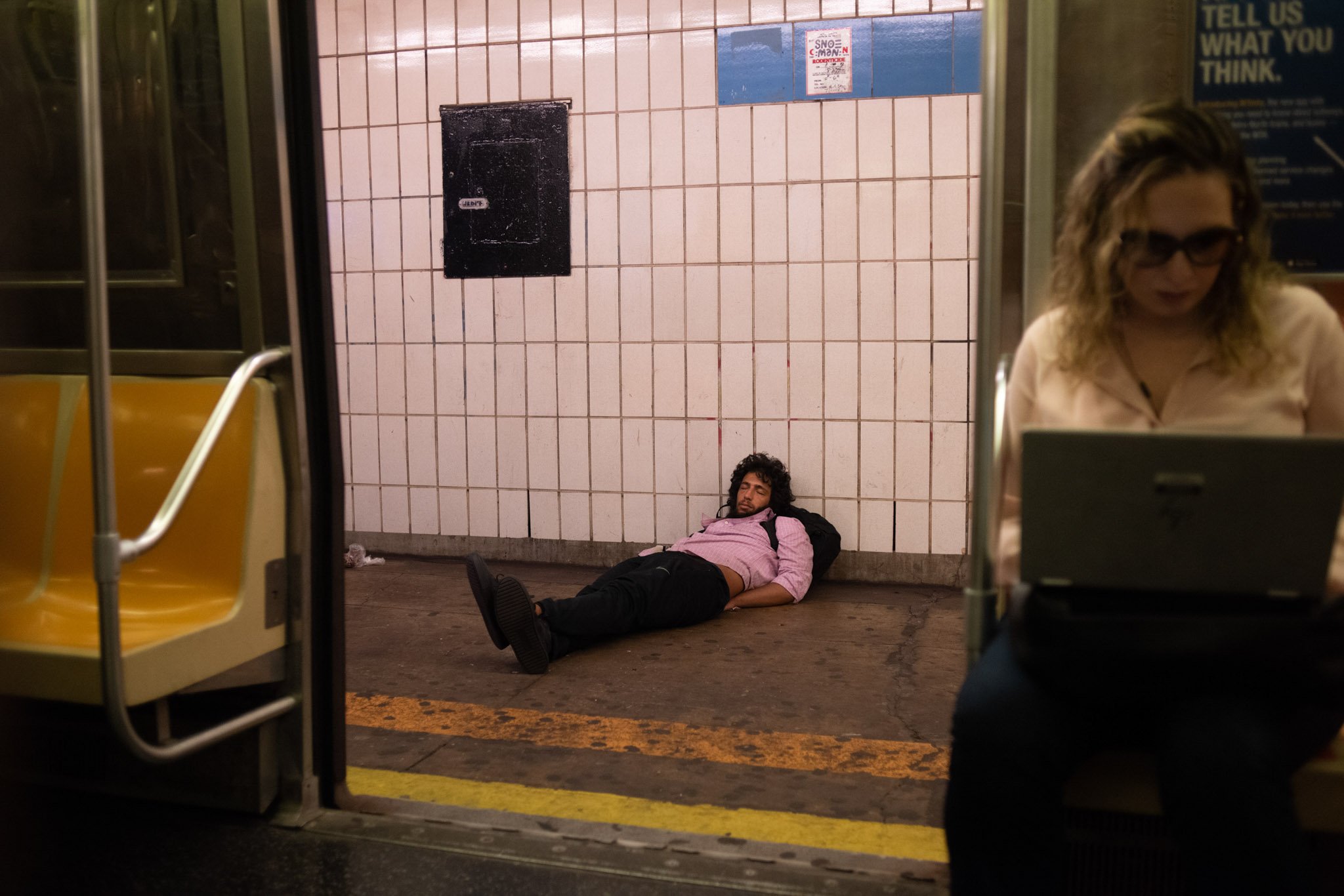 NEW_YORK_DIGITAL_STREET_PHOTOGRAPHY_ASLEEP_ON_PLATFORM.JPG