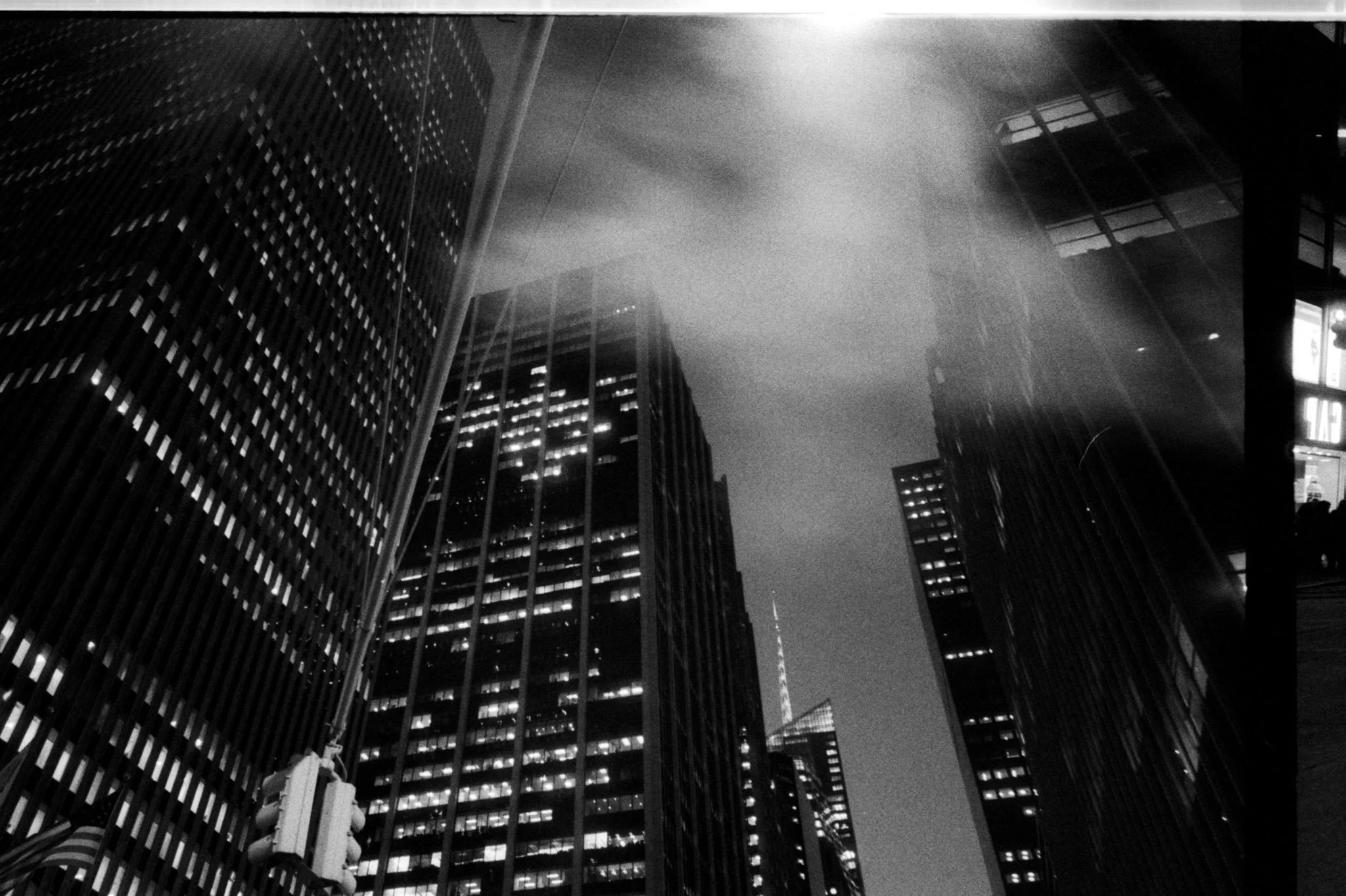 NEW_YORK_FILM_STREET_PHOTOGRAPHY_BUIILDINGS_MISTY_BLACK_WHITE.jpg