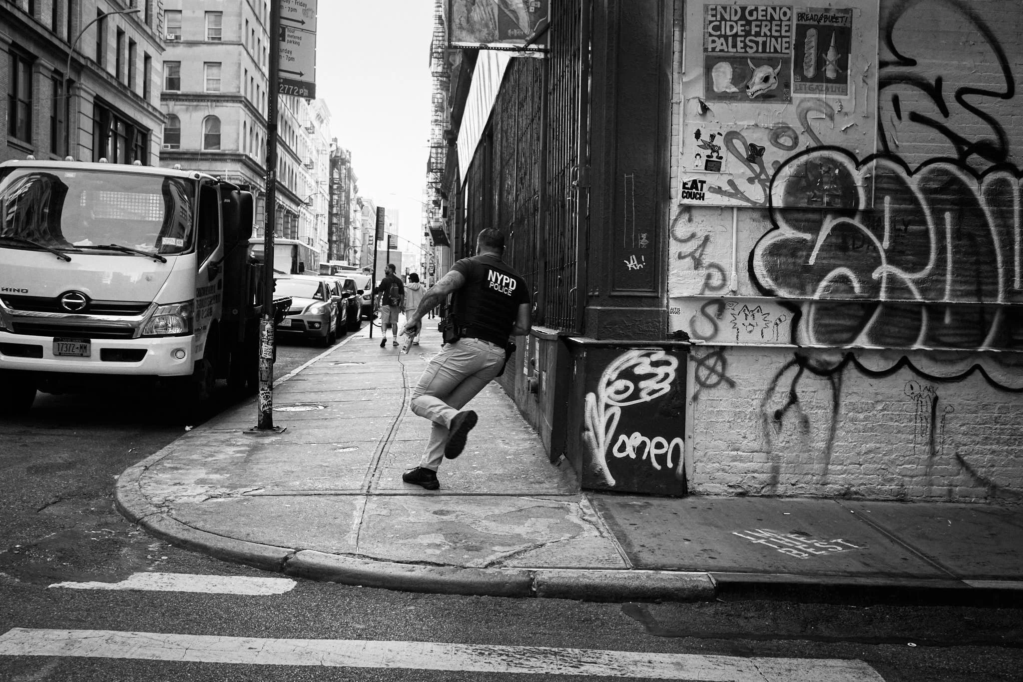 DIGITAL_STREET_PHOTOGRAPHY_NYC_NYPD_RUNNING.jpg