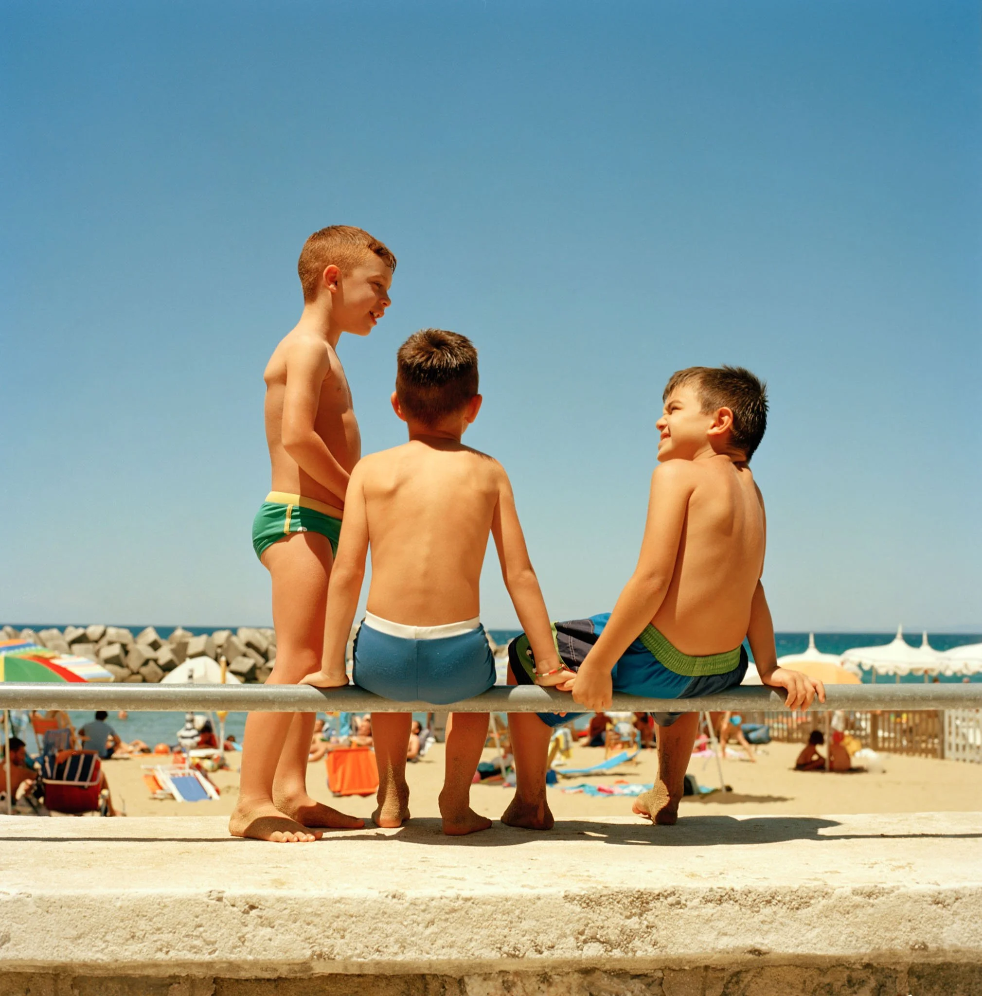 FILM_PHOTOGRAPHY_ITALY_SANTA_MARIA_CASTABALETTE_BEACH_CHILDREN_CHATTING.jpg