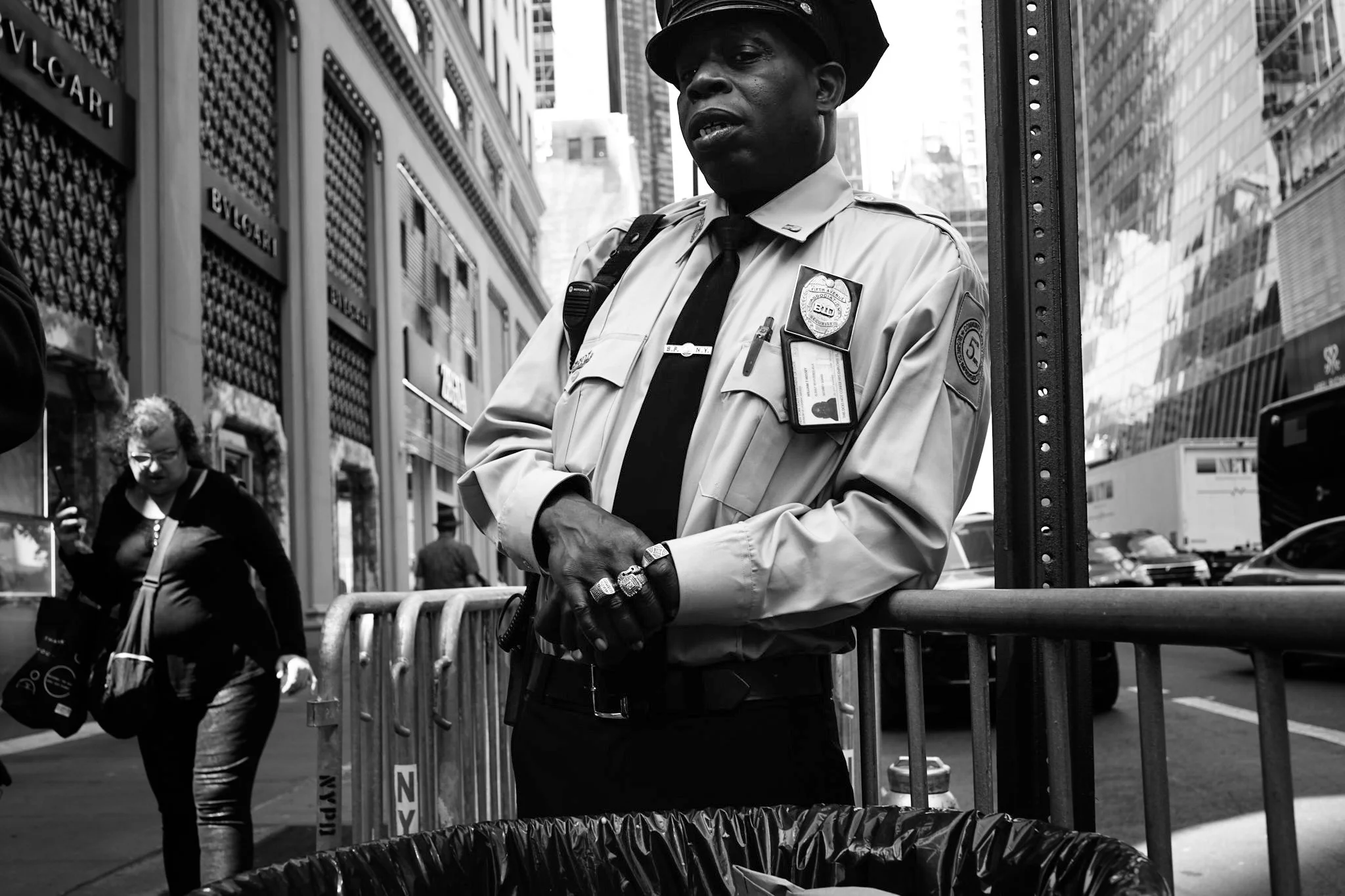 DIGITAL_STREET_PHOTOGRAPHY_NYC_SECURITY_5THAVE.jpg