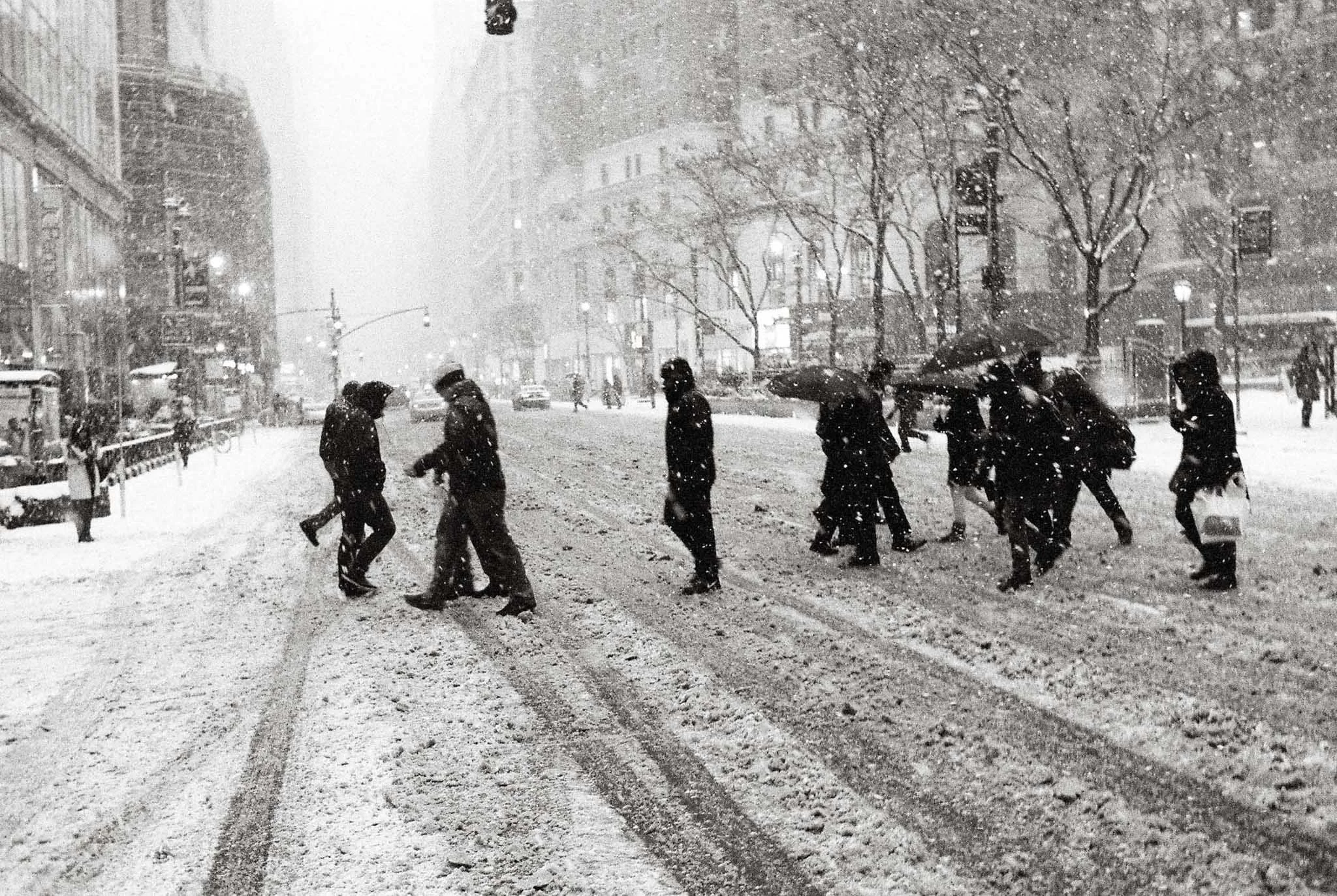 NEW_YORK_FILM_STREET_PHOTOGRAPHY_SNOW_BLIZZARD_CROSSING_6TH_AVE.jpg