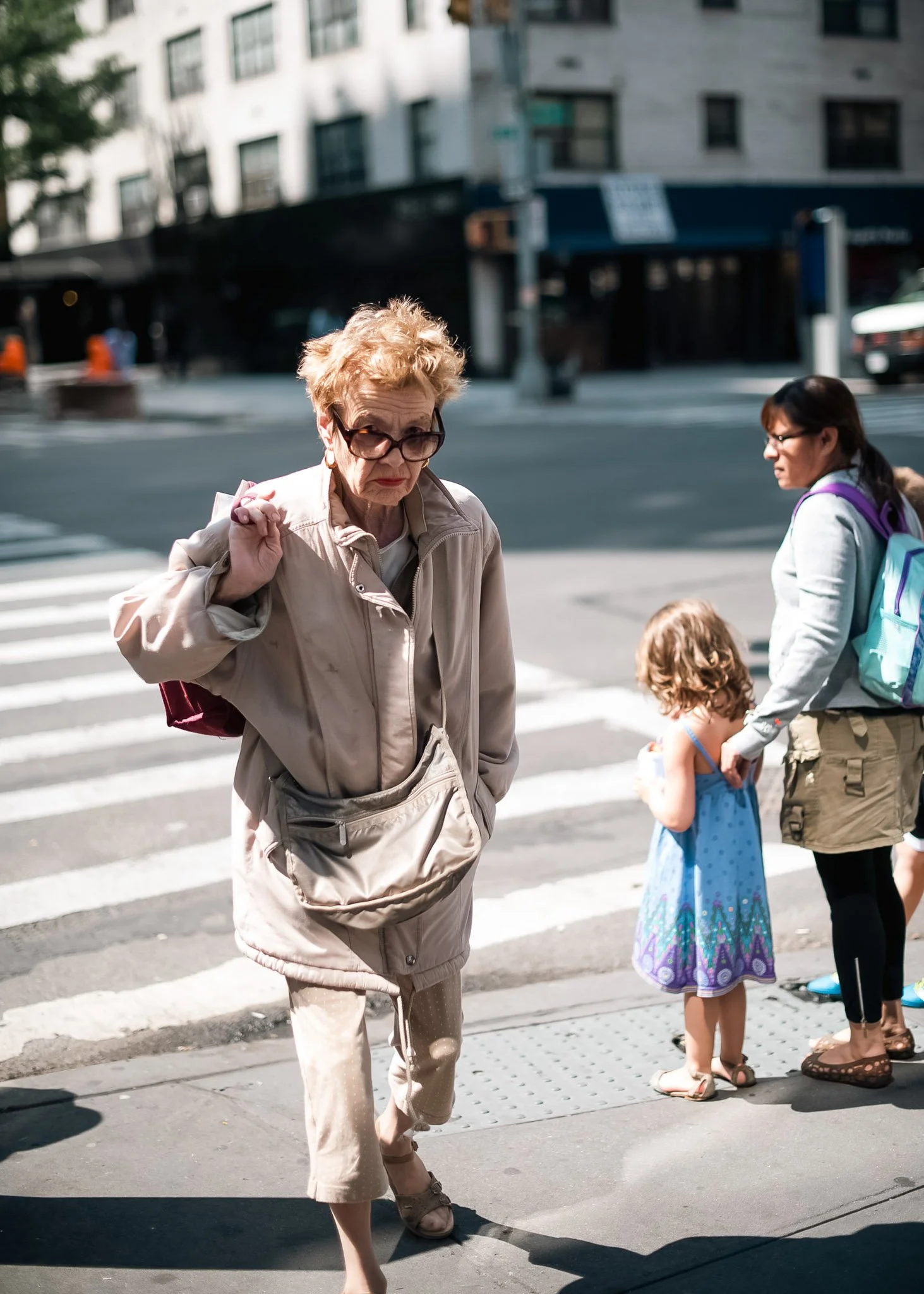 NEW_YORK_DIGITAL_STREET_PHOTOGRAPHY_ELDER_WOMAN_GLANCE.jpg