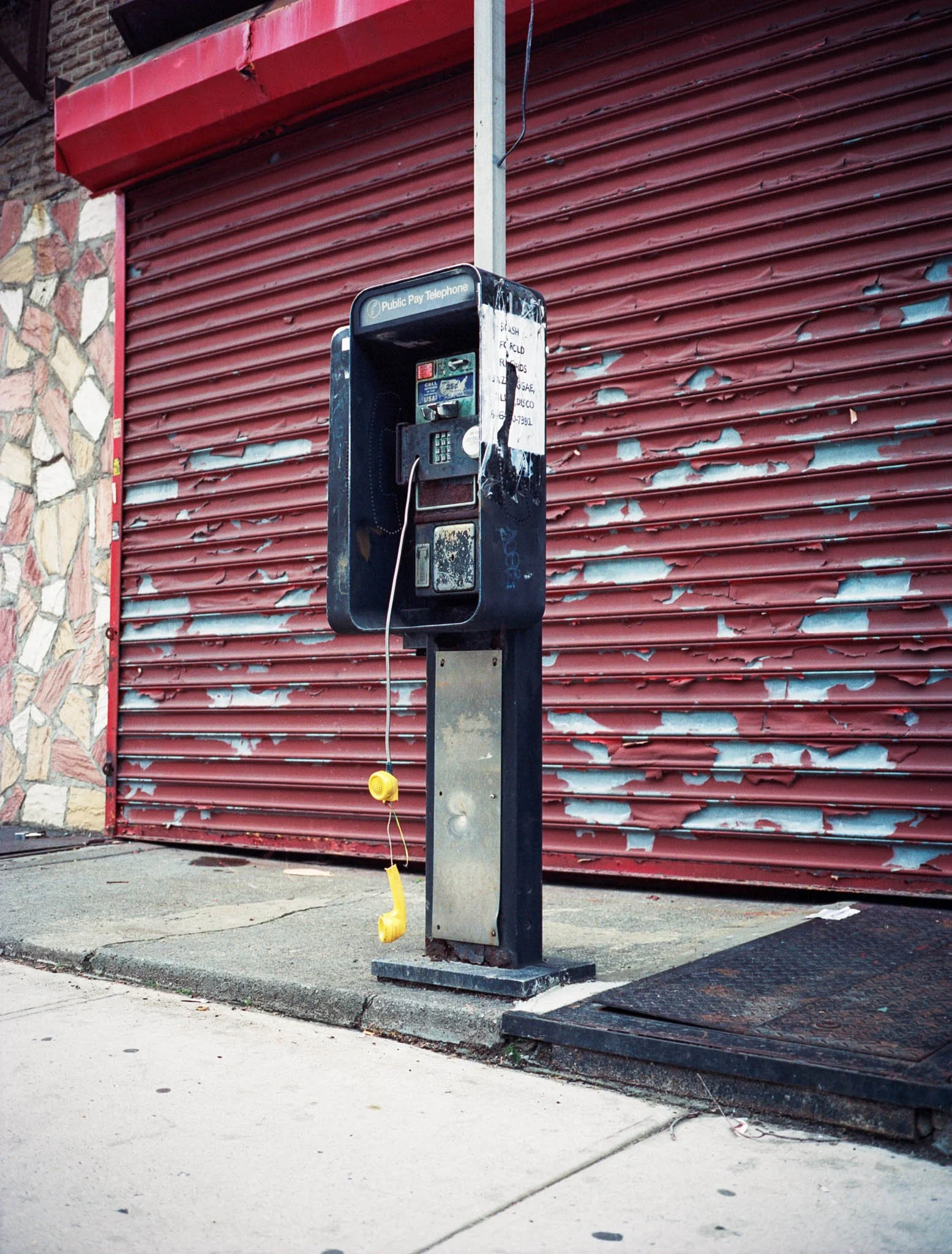 NEW_YORK_FILM_STREET_PHOTOGRAPHY_BROKEN_PAYPHONE.jpg